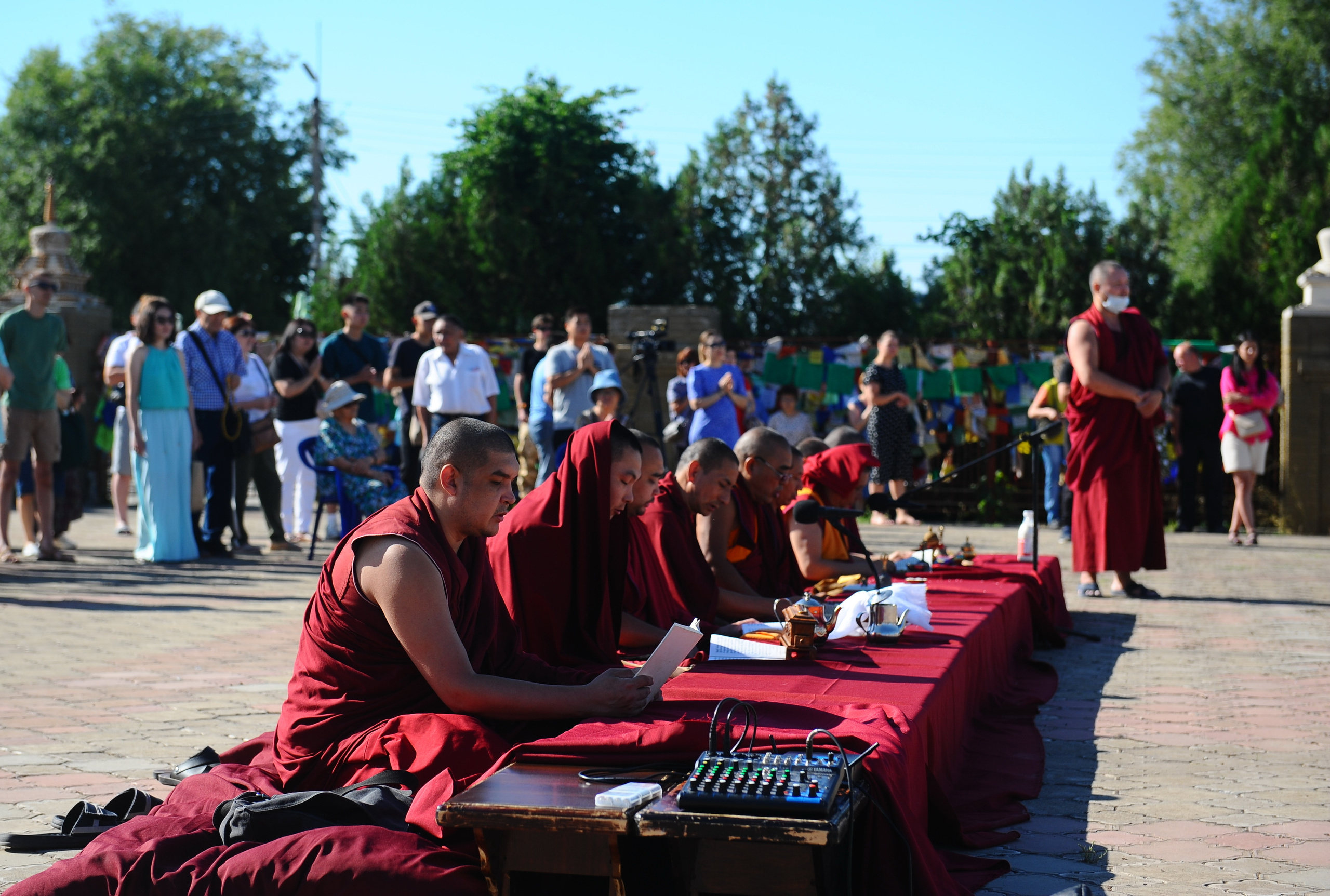 Почему монахи в Калмыкии выливают молоко на костер?. Главная (Home)