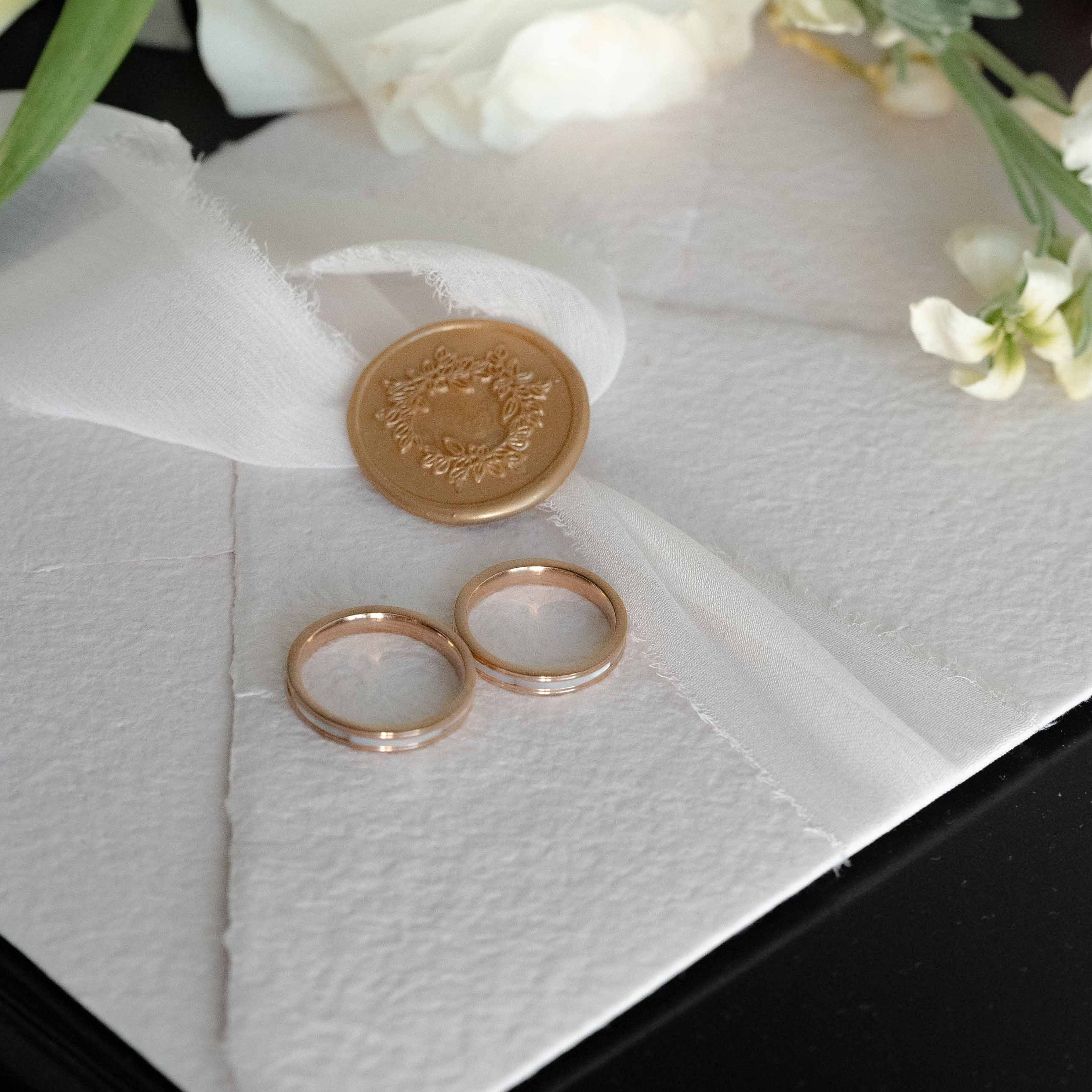 Обручальные кольца рядом с букетом невесты