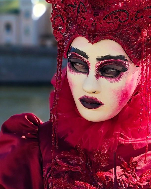 Артист в маске позирует на фотосессии у фотозоны для гостей на свадьбе. 