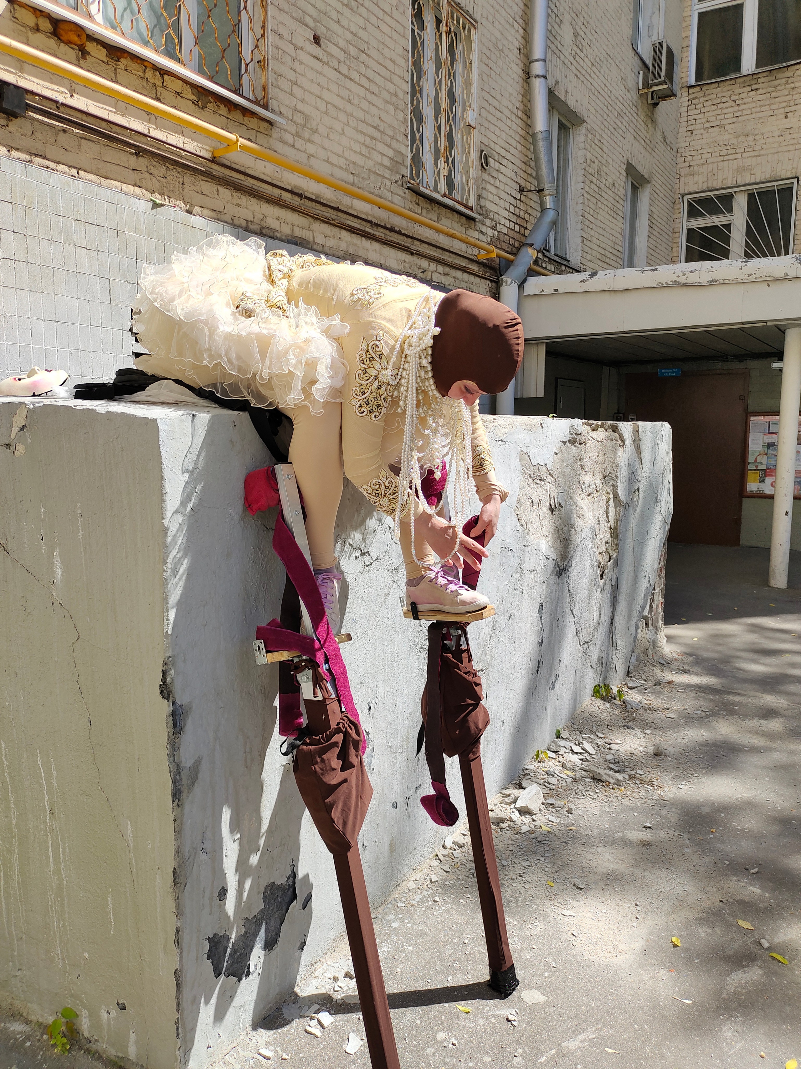 Если нет для ходулиста стремянки. Мимы и Ходулисты на встречу гостей. Москва