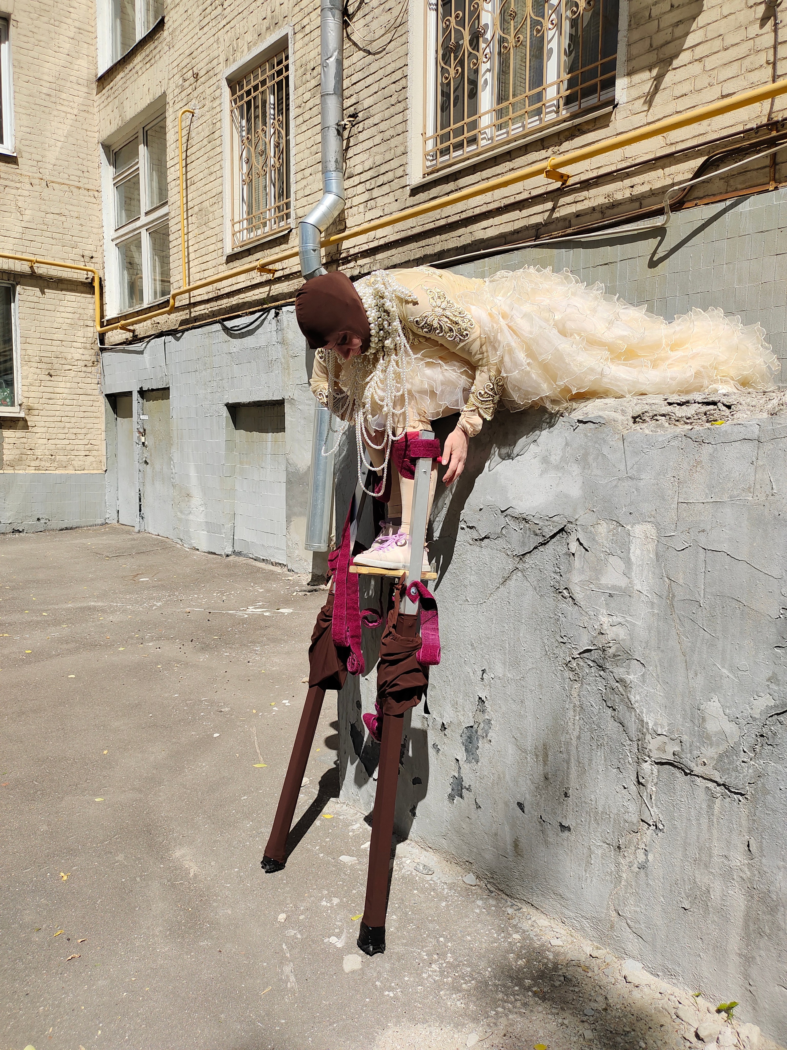 Если нет для ходулиста стремянки. Мимы и Ходулисты на встречу гостей. Москва