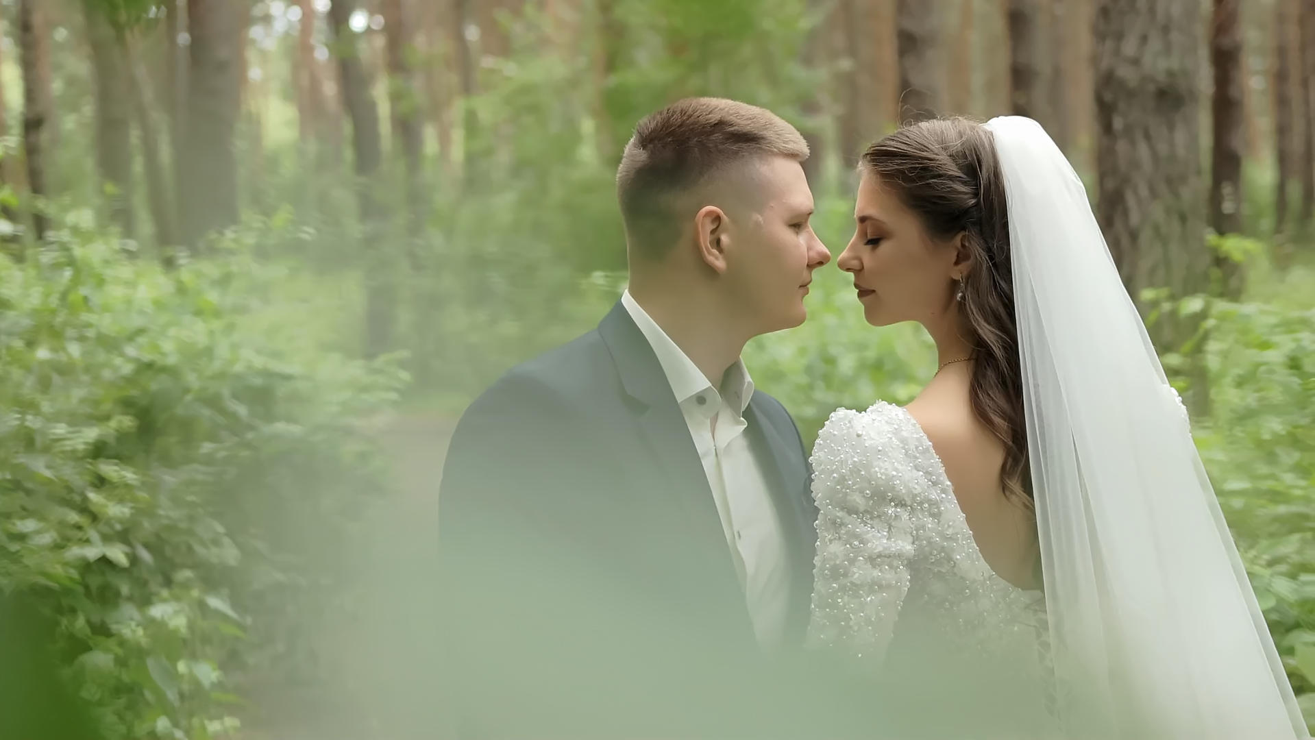 Молодожёны в лесу - видеосъемка в Омске