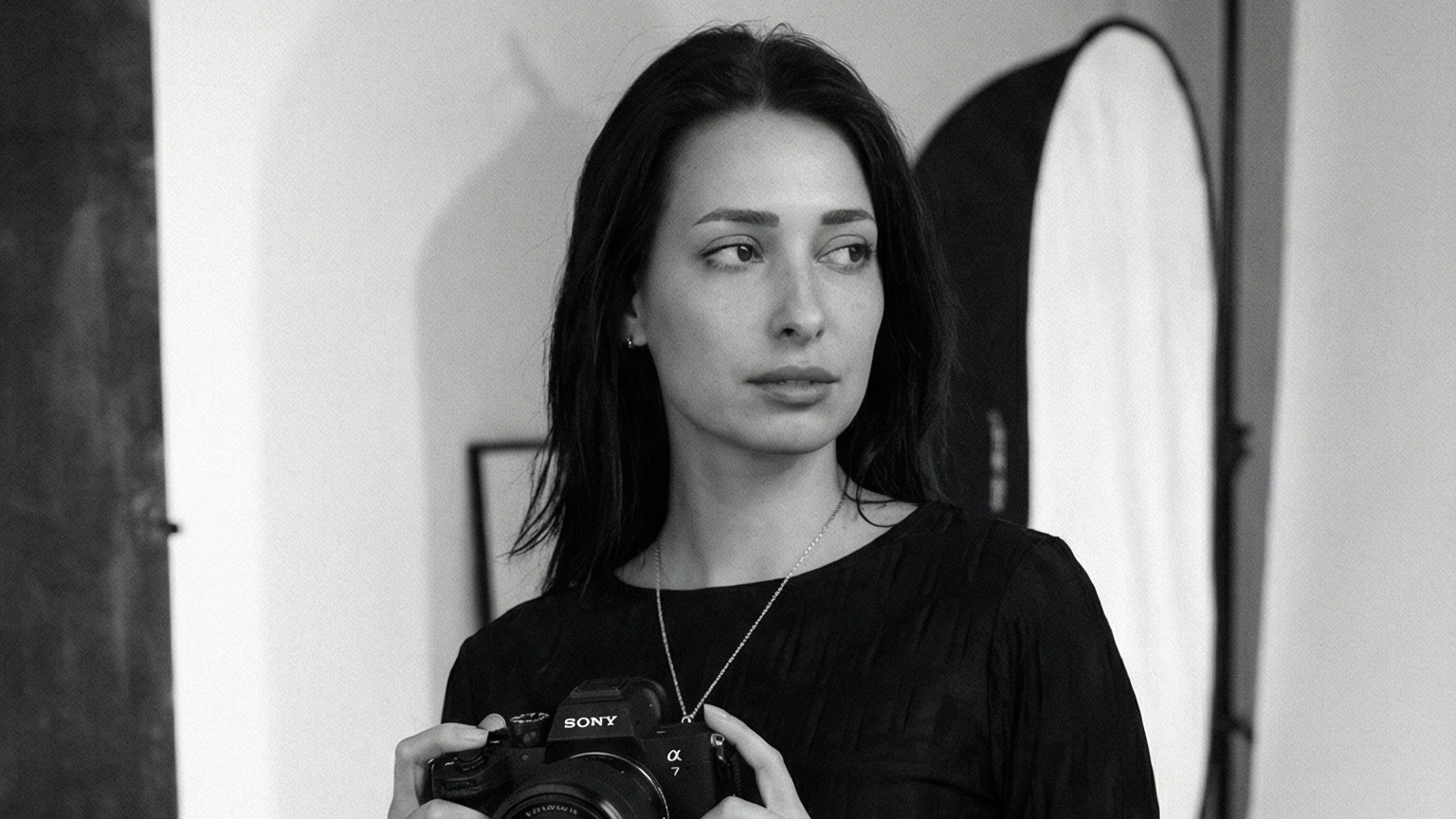 Меня зовут Лада — я fashion-фотограф и AI-креатор. Работаю с брендами и коммерческим визуалом: одежда, аксессуары, украшения, бьюти.При создании съёмки я отталкиваюсь от задачи бренда и того, как визуал будет использоваться дальше — в продажах, соцсетях, лукбуках, campaigns и на сайте. Свет, композицию и последовательность кадров выстраиваю так, чтобы внимание оставалось на продукте, а кадр не перегружался лишним.В кадре важно не просто показать вещь, а дать о ней полное представление: материал, фактура, посадка, форма и детали. Параллельно собираю визуал так, чтобы передать характер и ощущение вещи — как она воспринимается в жизни и в образе.Слежу за тем, как меняется визуальный язык индустрии, чтобы делать визуал, который выглядит актуально и при этом решает конкретную задачу.Моя задача — создавать кадры, которые работают на продукт, внимание и интерес к нему.