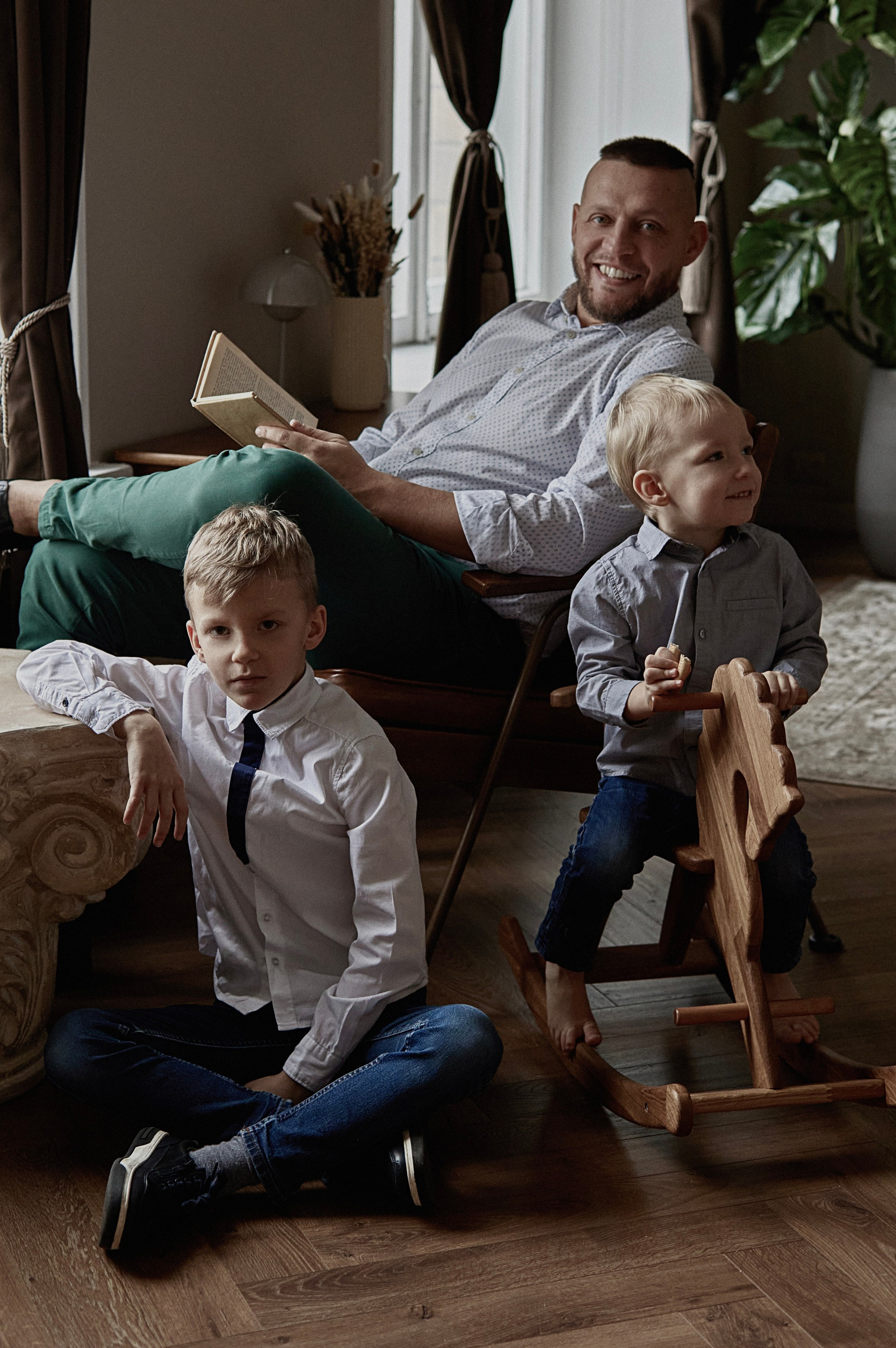 Мама с дочкой в цветах на розовом стуле в фотостудии