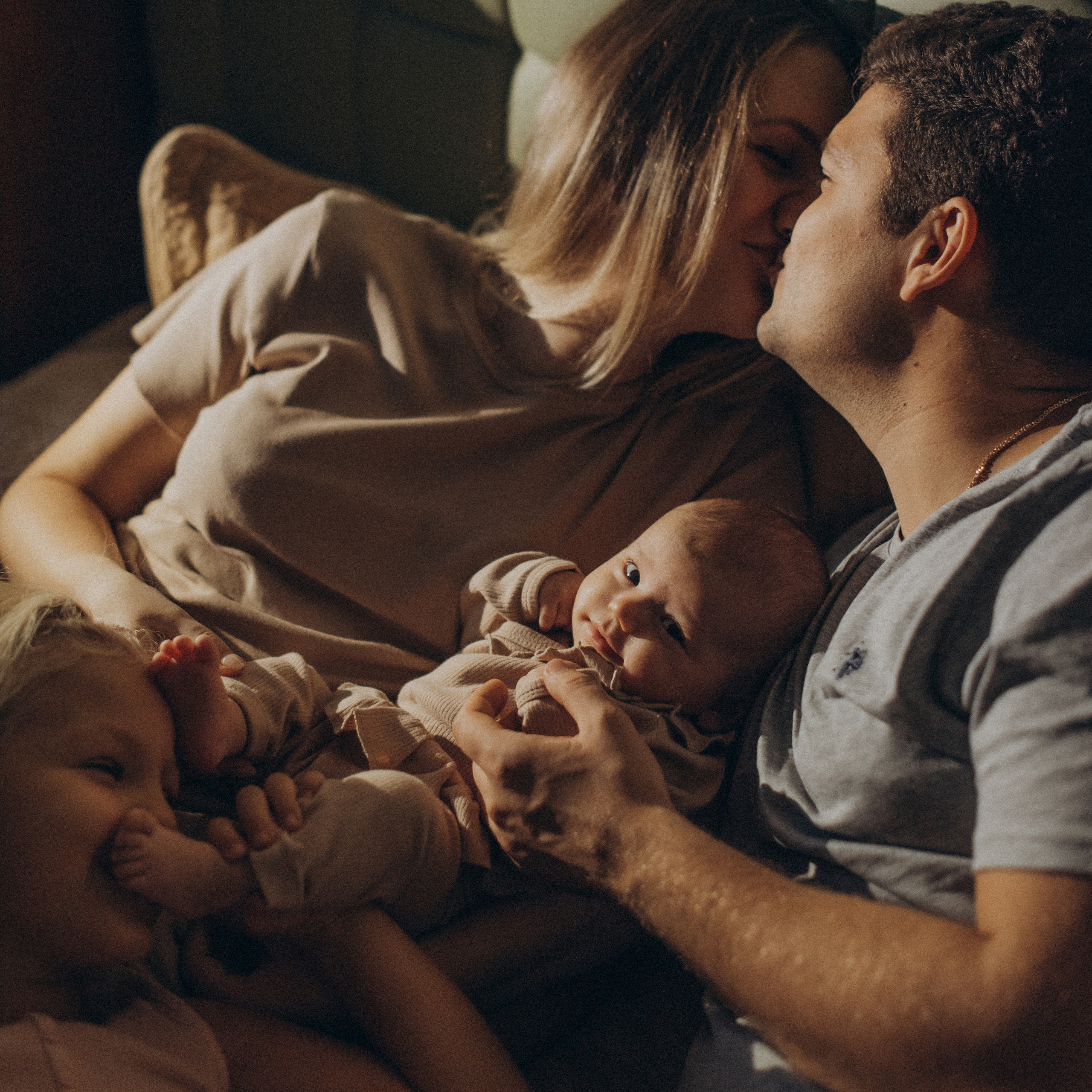 Домашняя съемка - две сестры