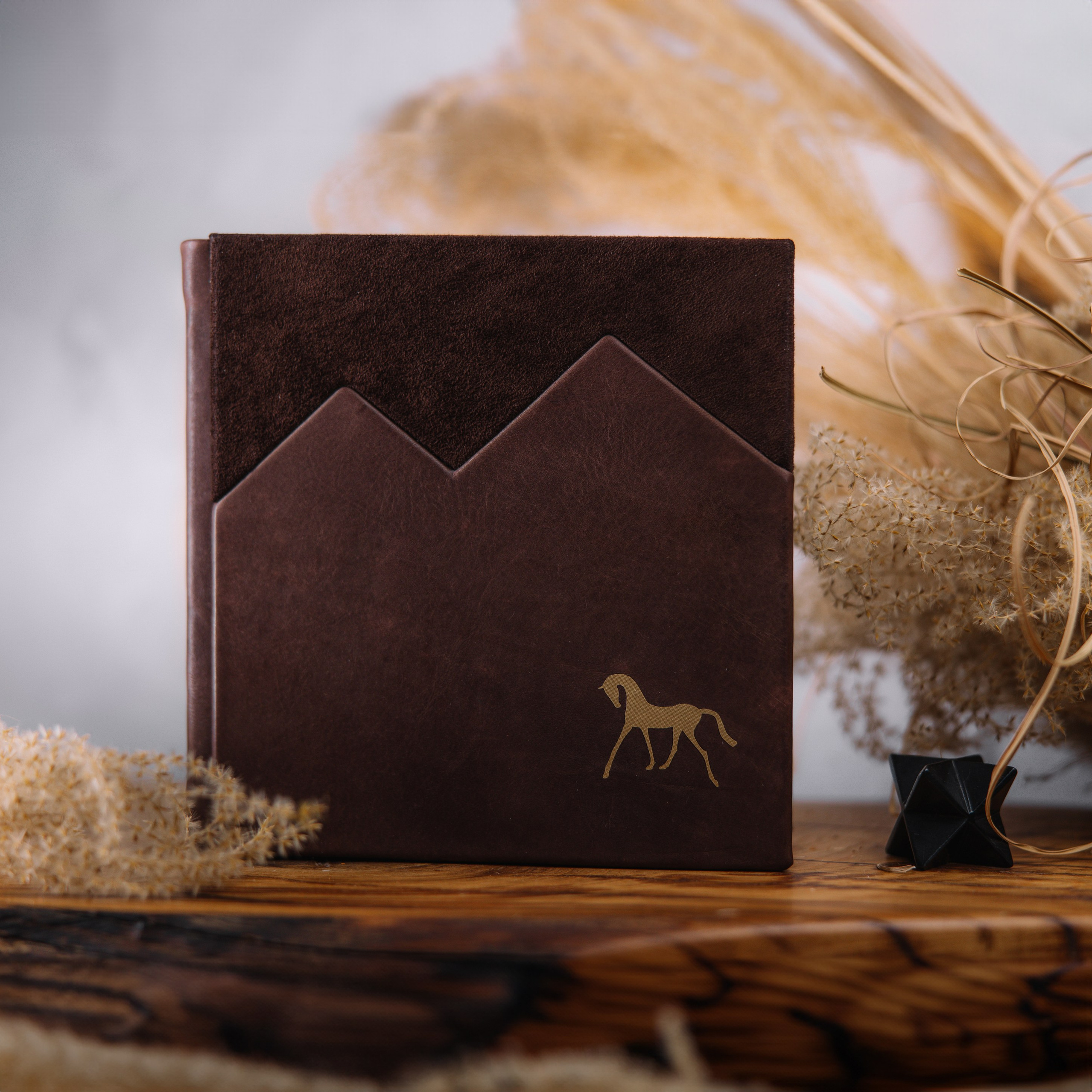 необычная фотокнига из итальянской кои и замши