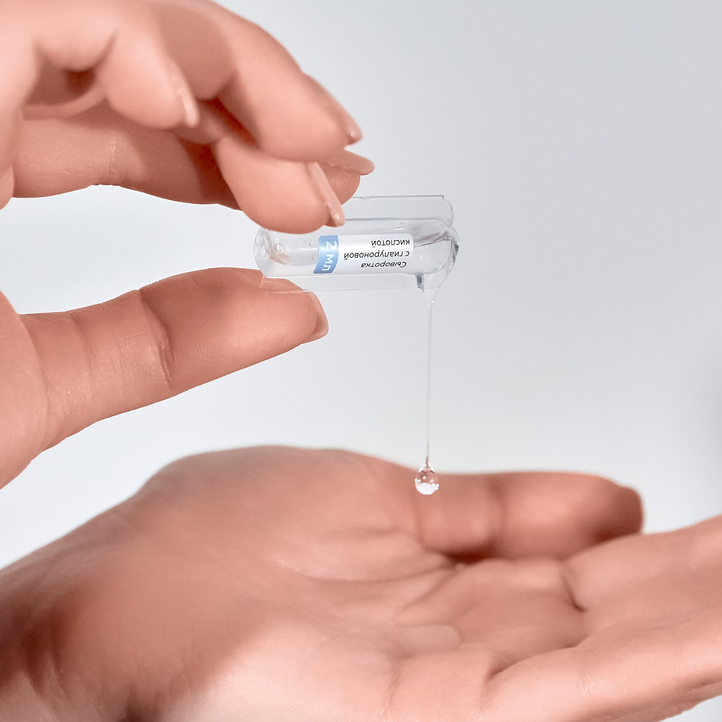 Предметная фотосъёмка косметики, Фотосъёмка в Москве, Фотосъёмка в зеленограде, косметика в руках модели, сыворотка в руках модели