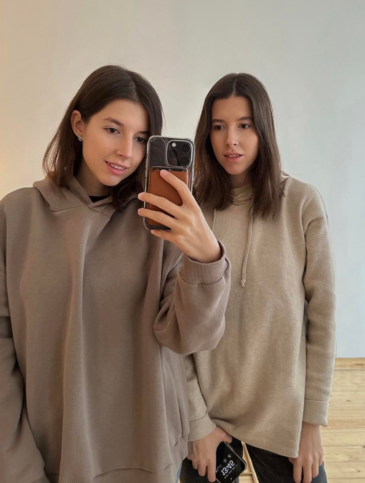 Контакты. Сестры Карабаза. Фотографы и ретушеры в Москве и Санкт-Петербурге