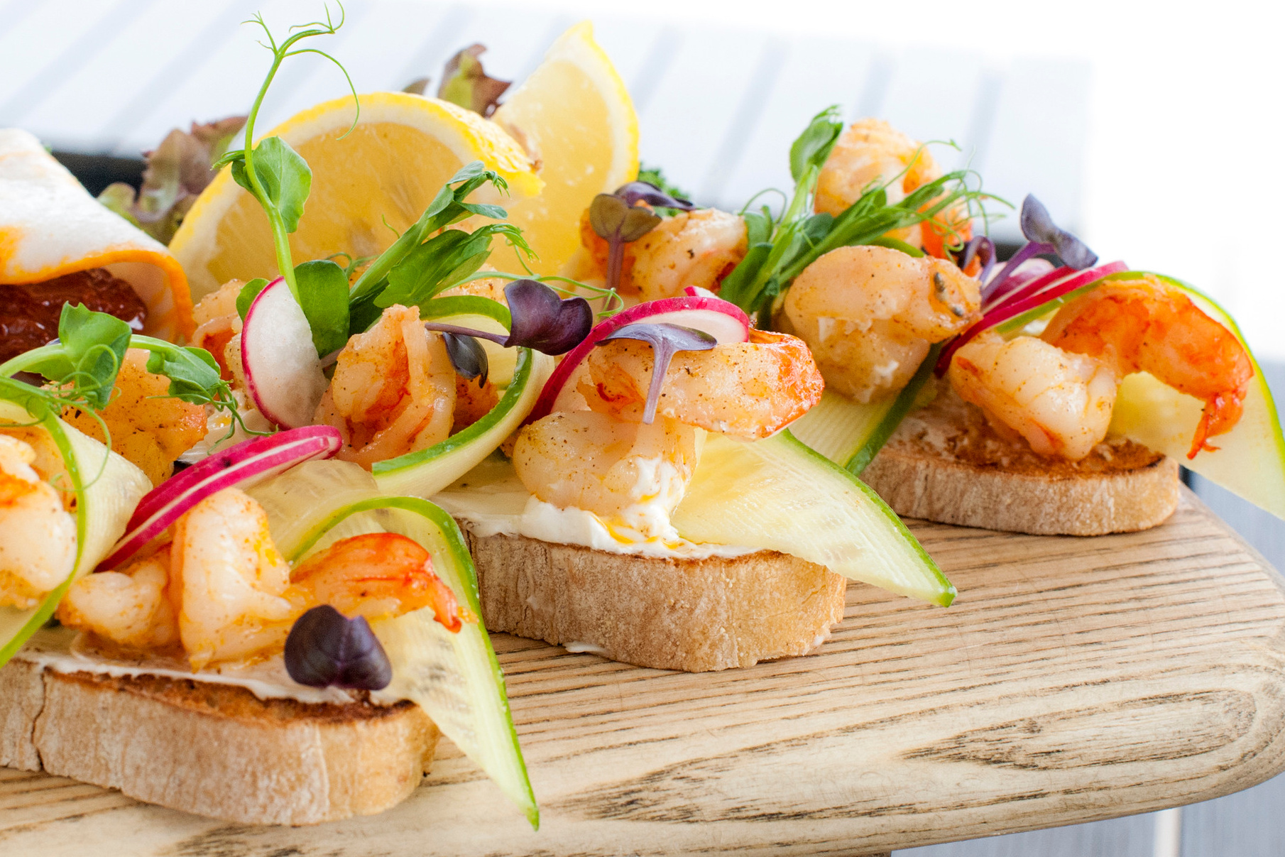 Фуршетная закуска Брускетта с креветками и огурцом в стиле Ранчо