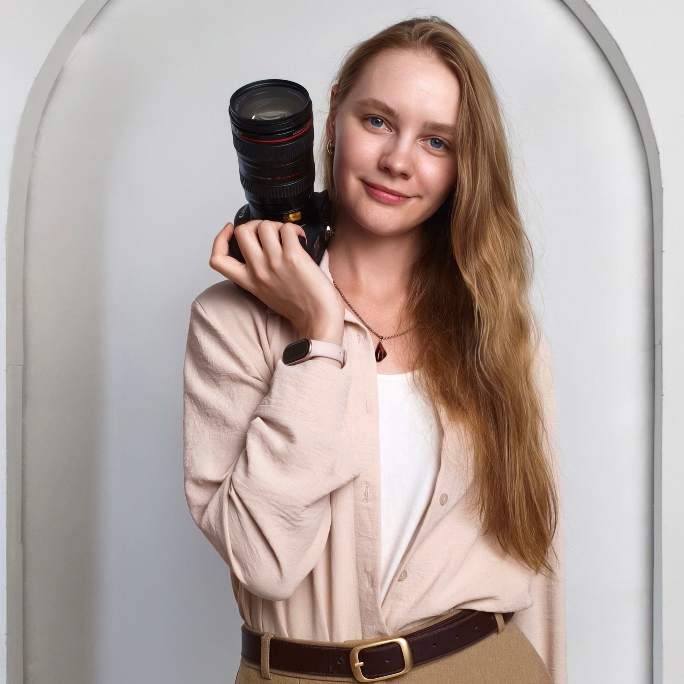 Девушка в белой рубашке Анастасия Скоробогатова с фотоаппаратом в руках фотографирует