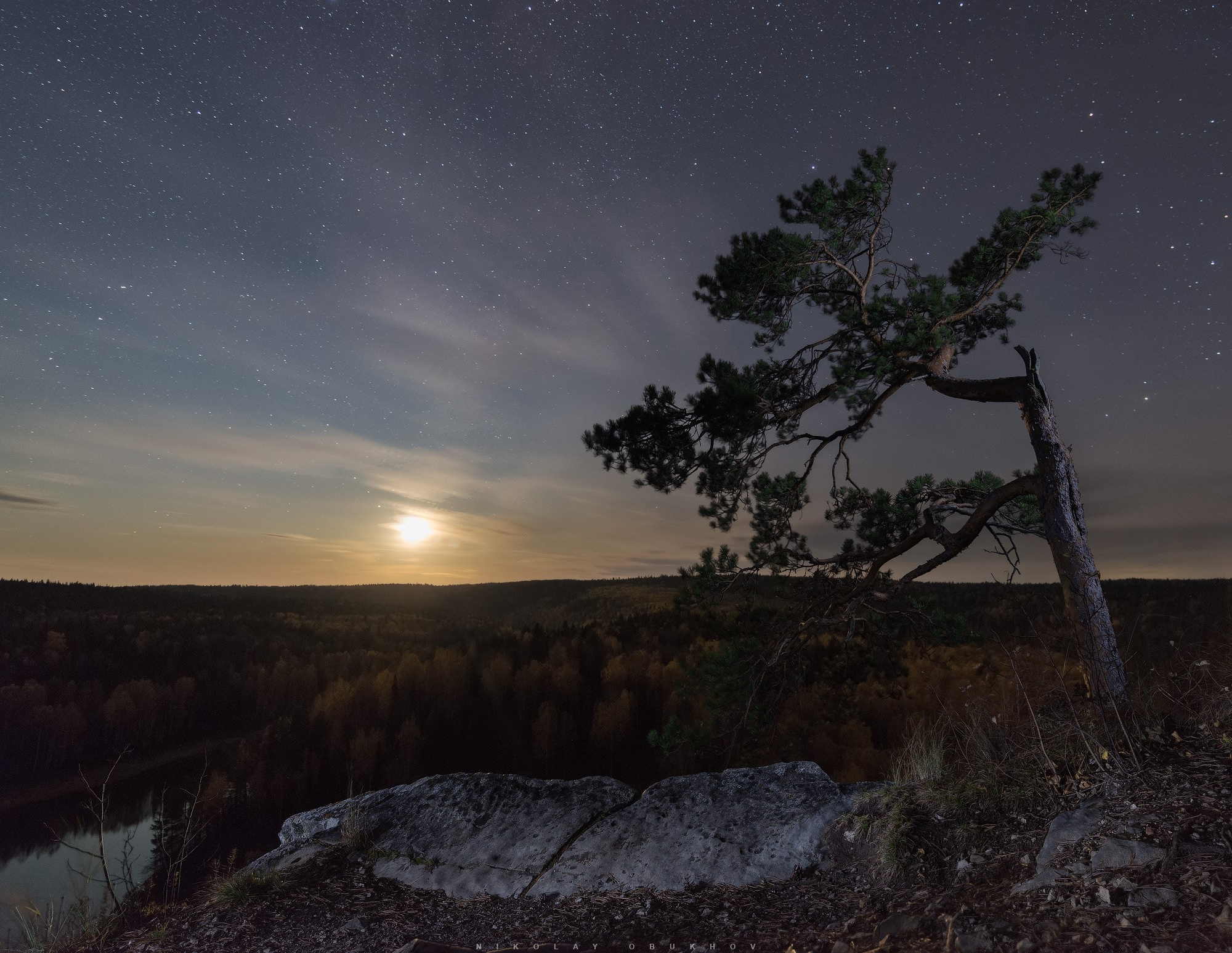 Закат луны на Камне Омутном на реке Чусовой. Автор: Николай Обухов.