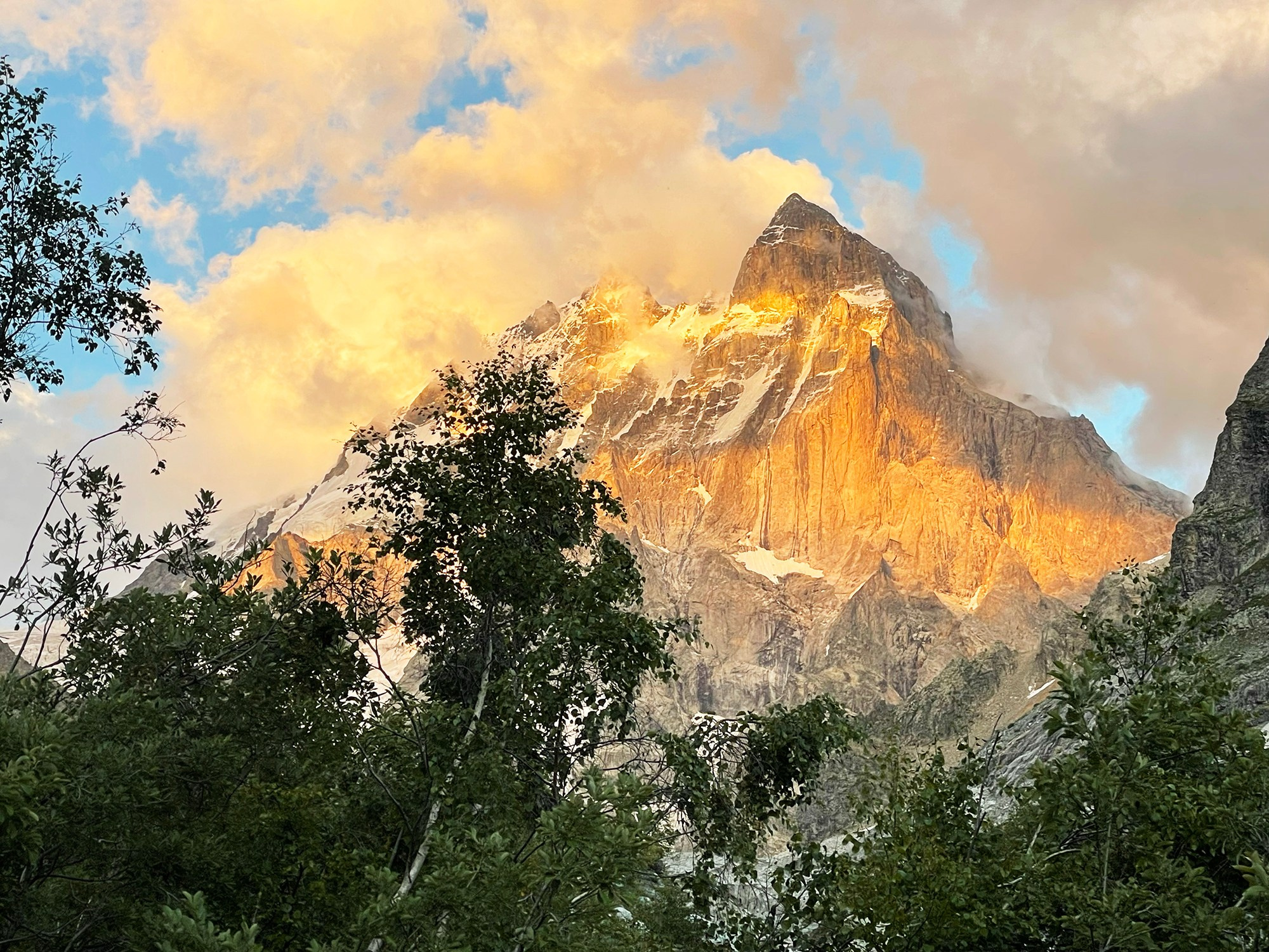 ЮЗ стена вершины Ушба Южная, маршрут Мышляева 6А. Премия Стальной Ангел