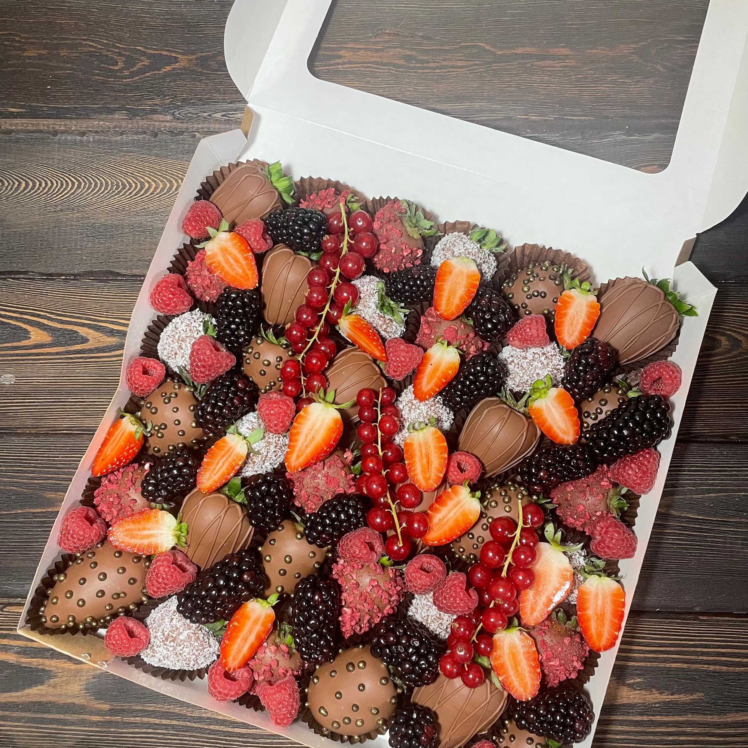 Наборы из клубники в шоколаде Сургут. Клубника в шоколаде в Сургуте