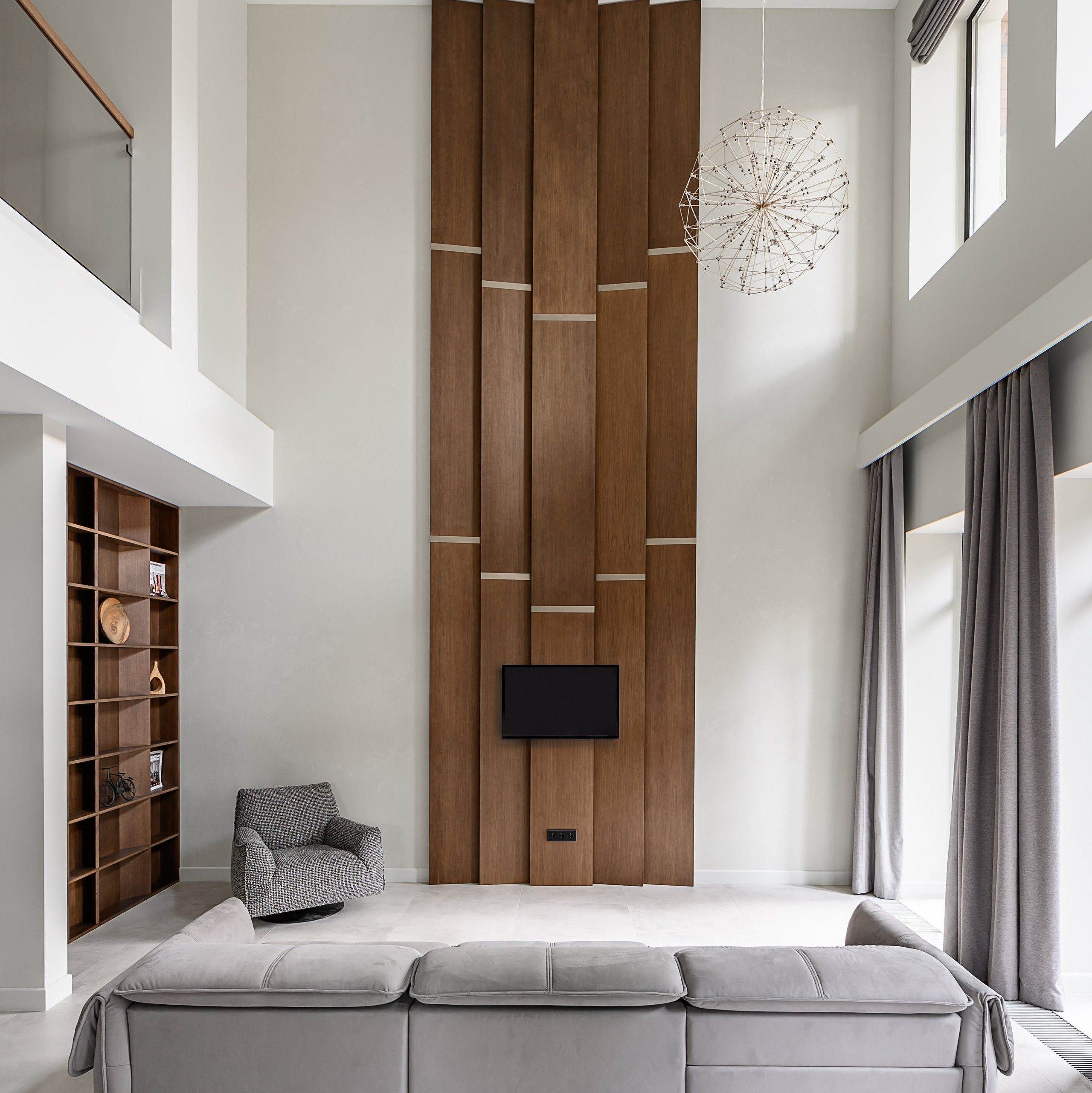 Гостиная загородного дома в Москве со вторым светом и люстрами bezhko