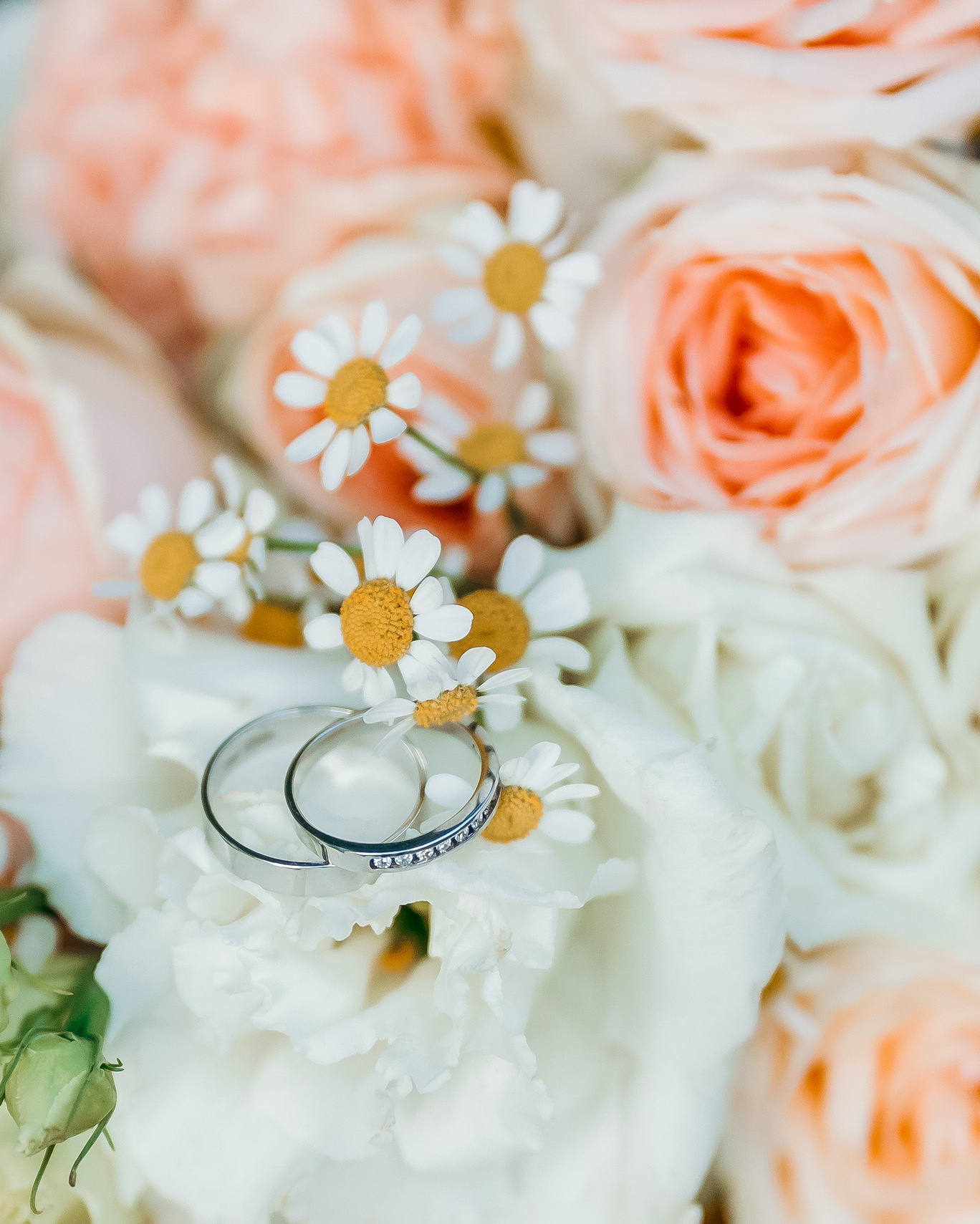 Девочка на улице стреляет мыльными пузырями