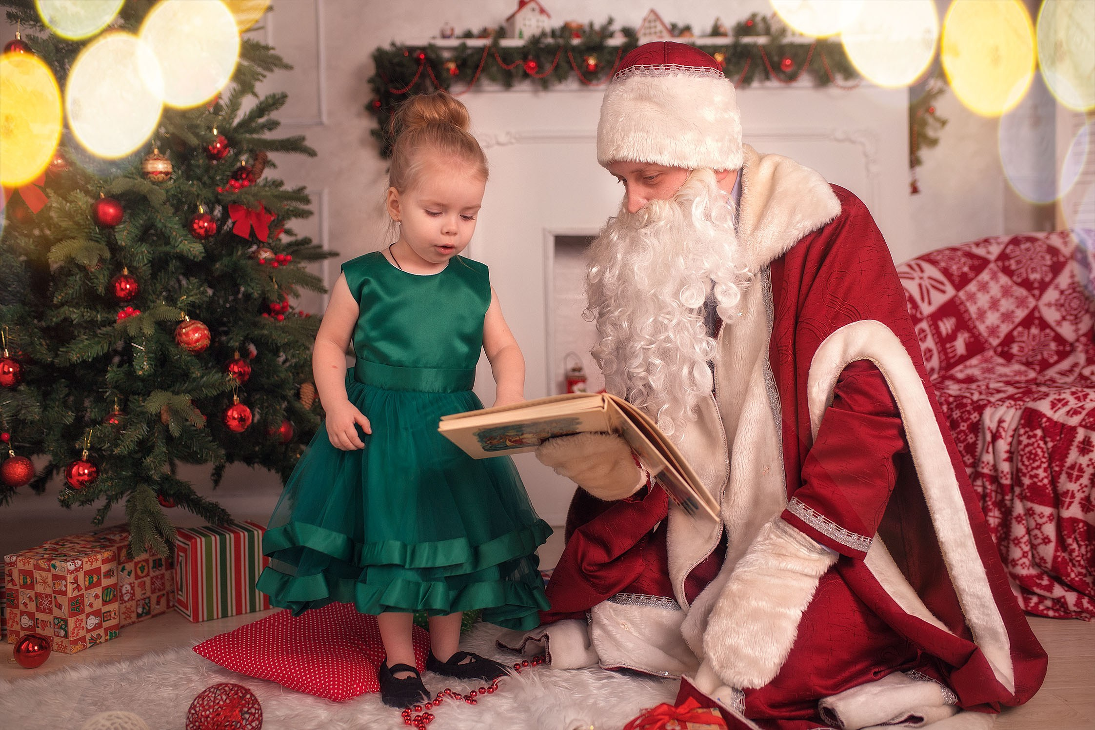 Дед Мороз с девочкой у ёлки