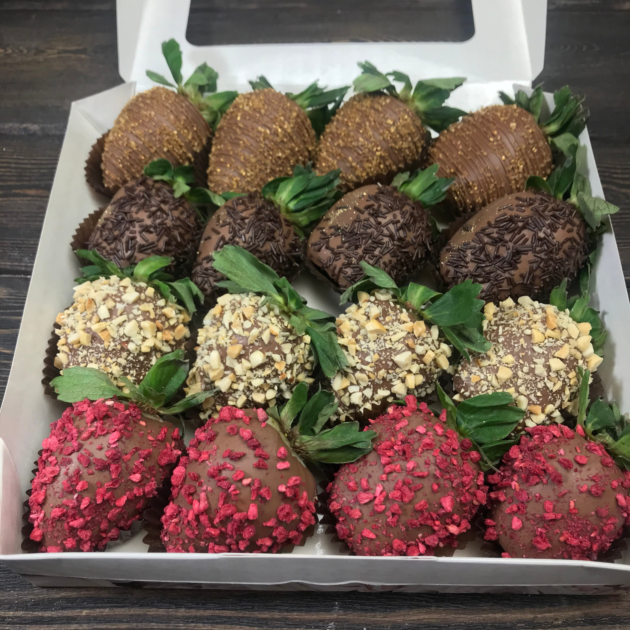 Наборы из клубники в шоколаде Сургут. Клубника в шоколаде в Сургуте