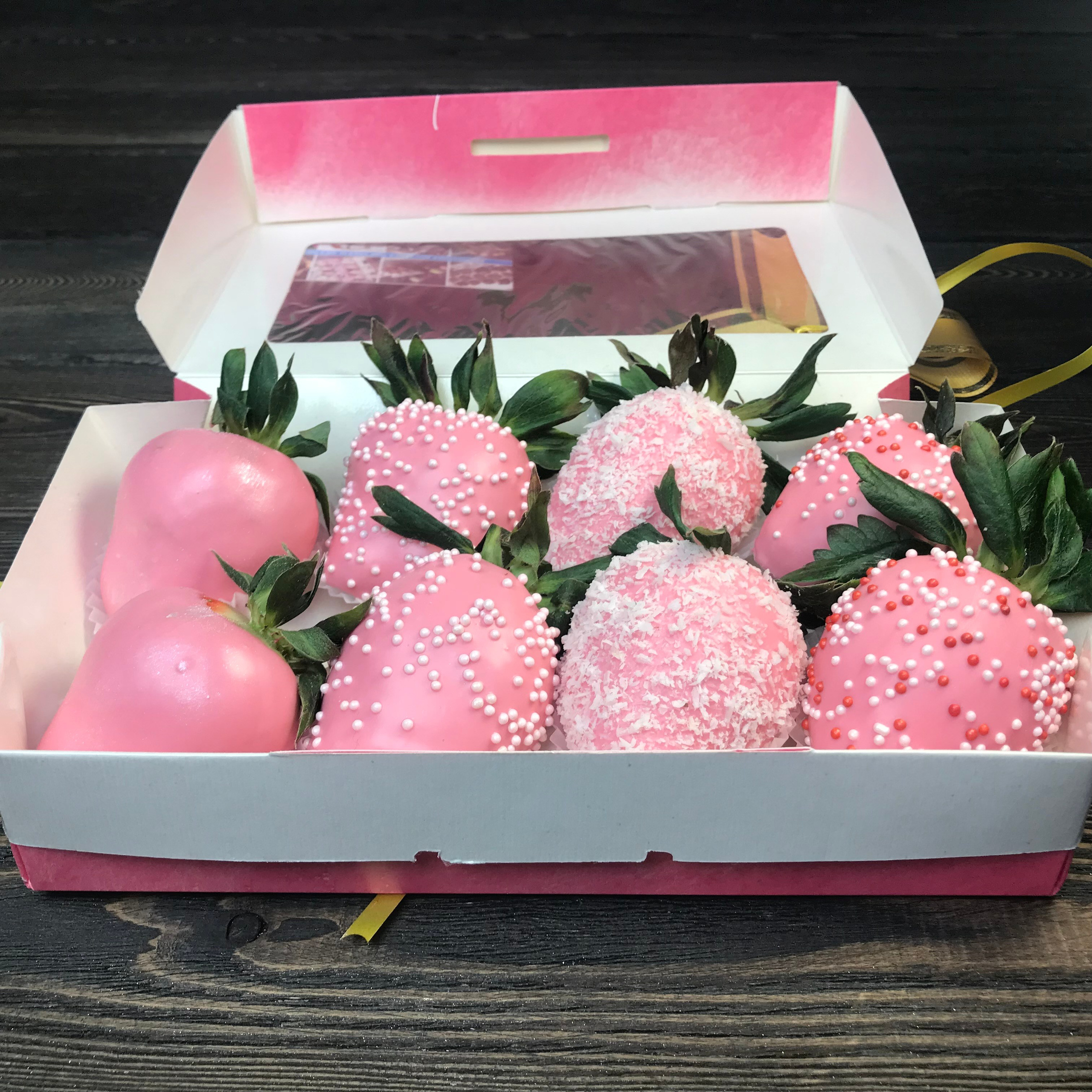 Наборы из клубники в шоколаде Сургут. Клубника в шоколаде в Сургуте