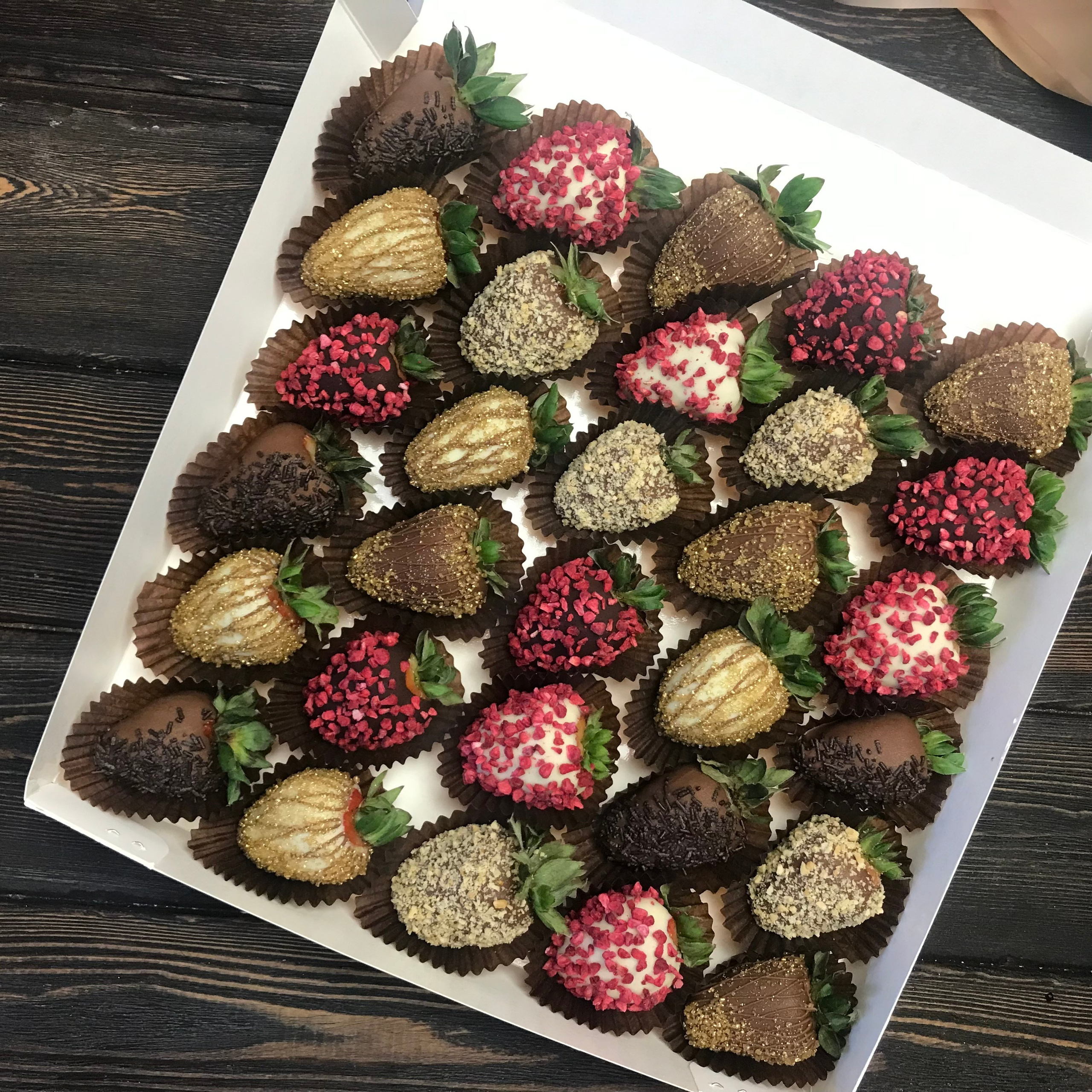 Наборы из клубники в шоколаде Сургут. Клубника в шоколаде в Сургуте