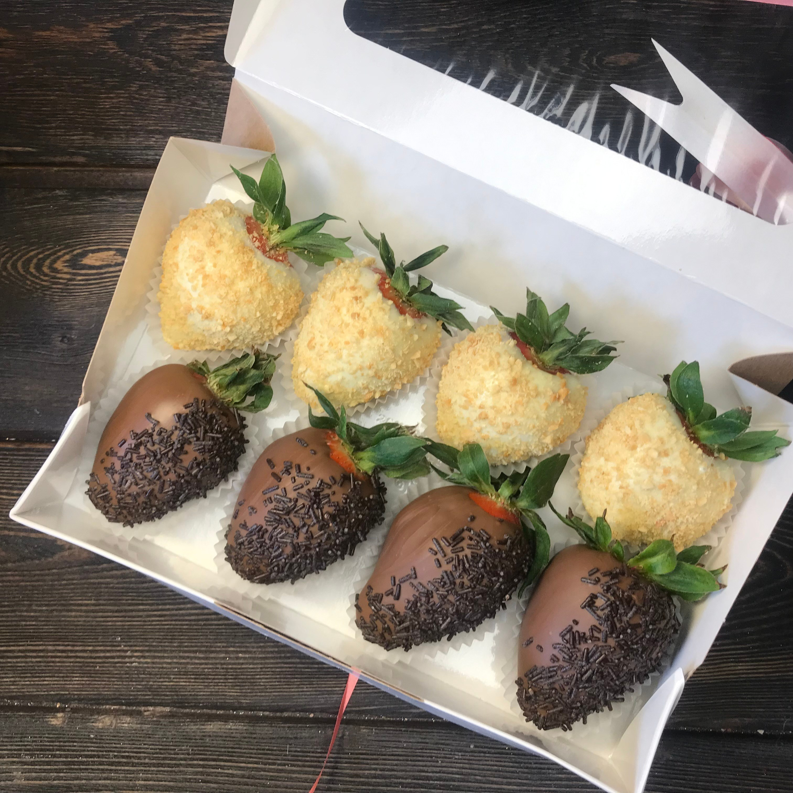 Наборы из клубники в шоколаде Сургут. Клубника в шоколаде в Сургуте