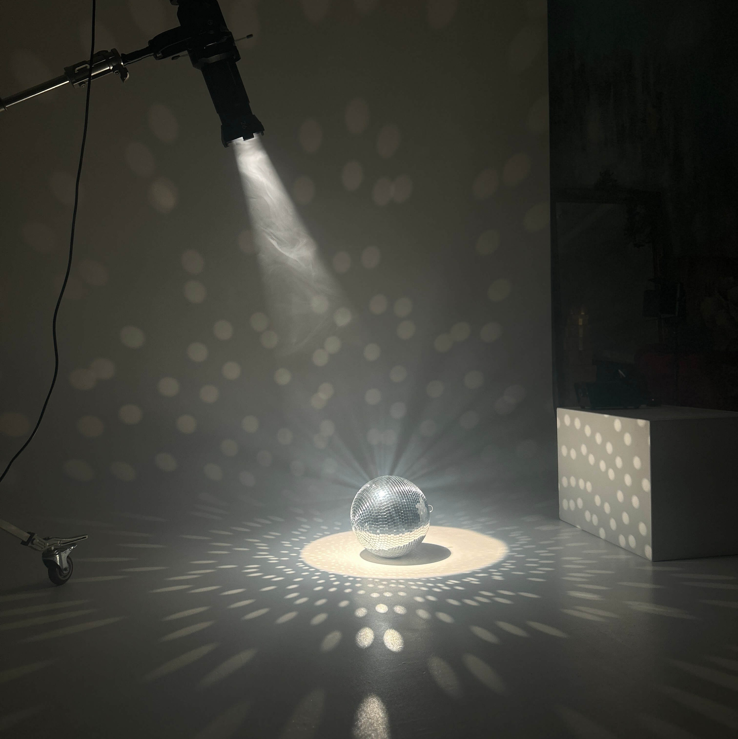 Мощный проектор который показывает на всю циклораму , поможет воплотить задумки любого профессионала.