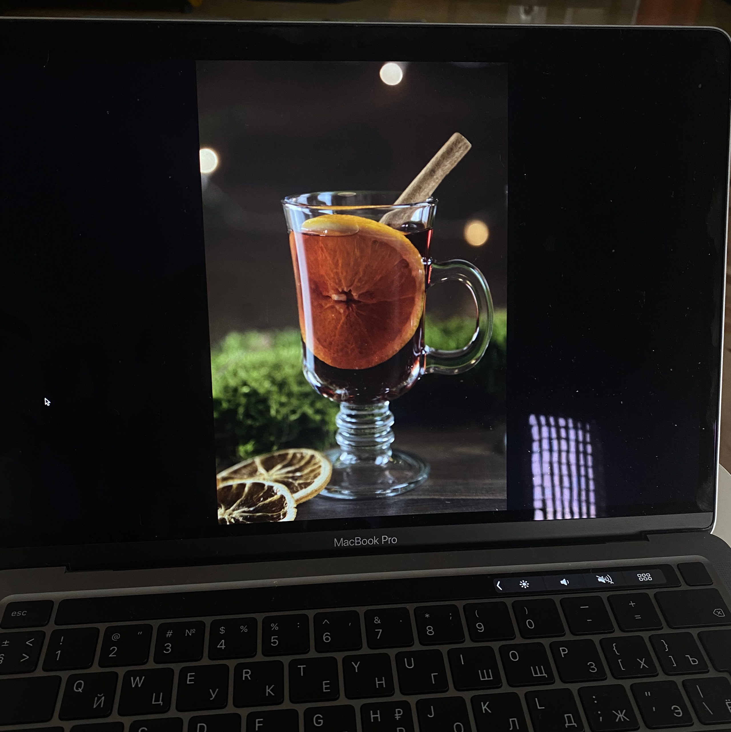 Профессиональная видеосъёмка для маркетплейсов — демонстрация товара в действии с акцентом на выгоды и качество