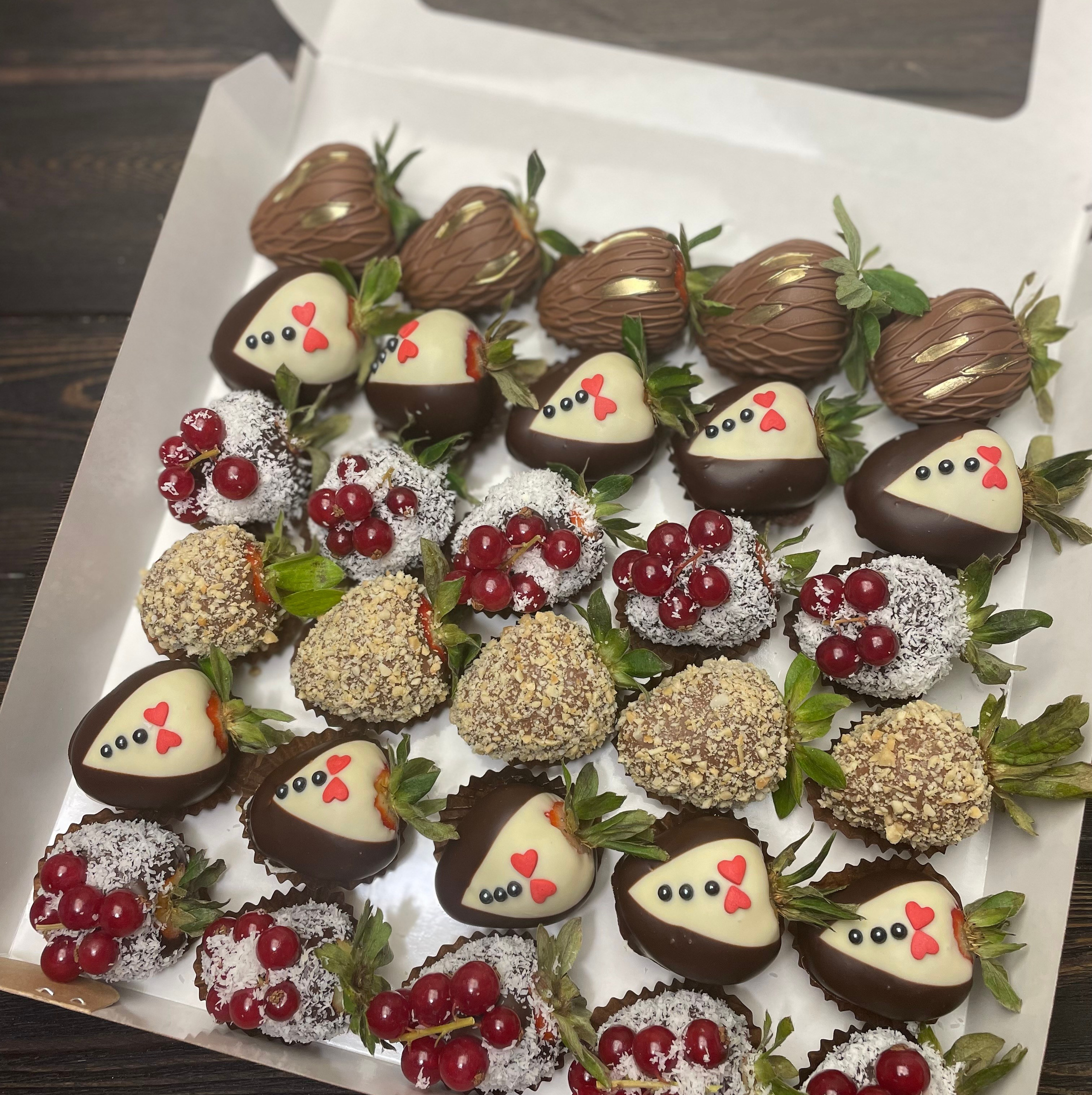 Наборы из клубники в шоколаде Сургут. Клубника в шоколаде в Сургуте