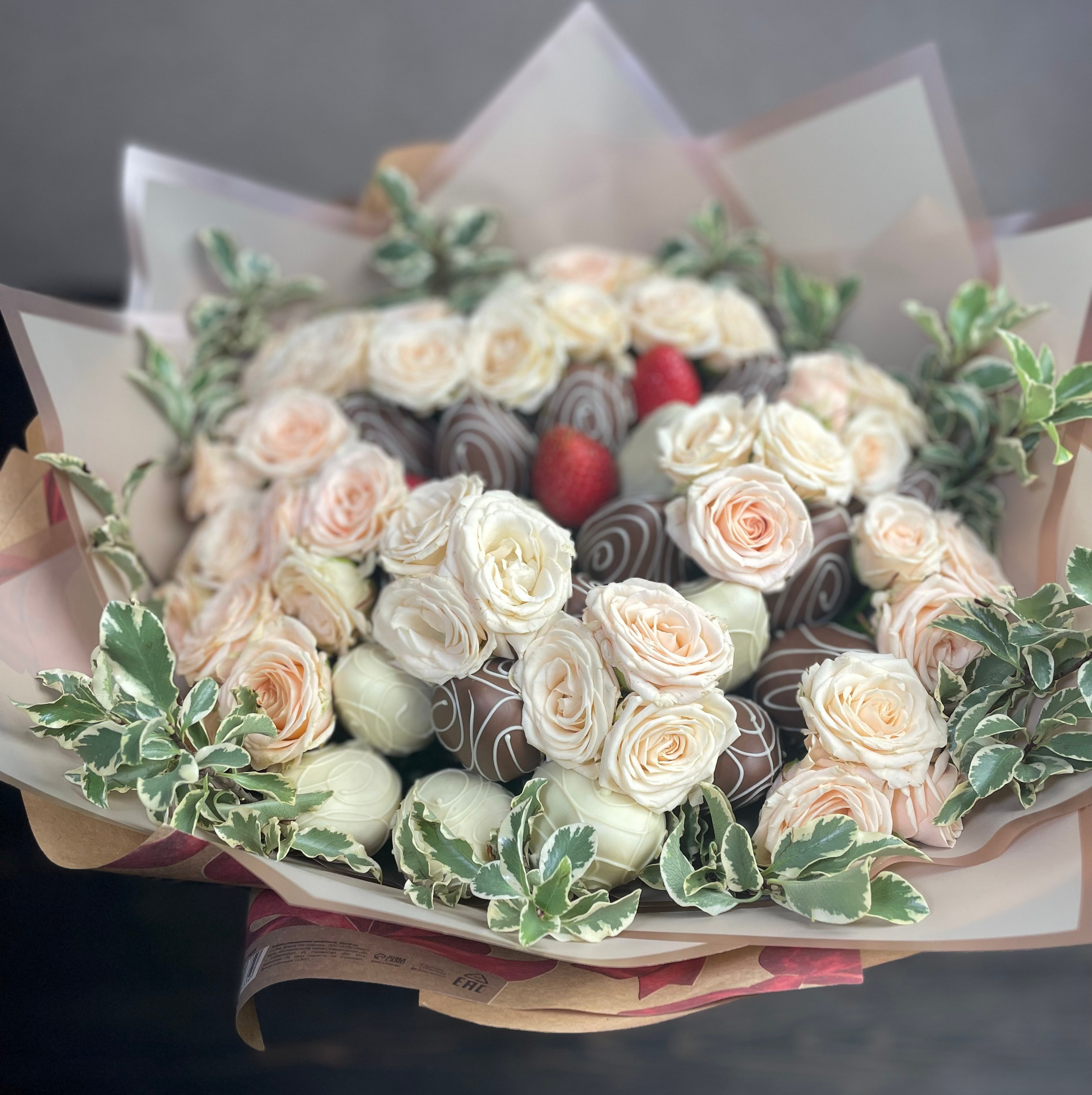 Букеты из клубники с цветами. Клубника в шоколаде в Сургуте