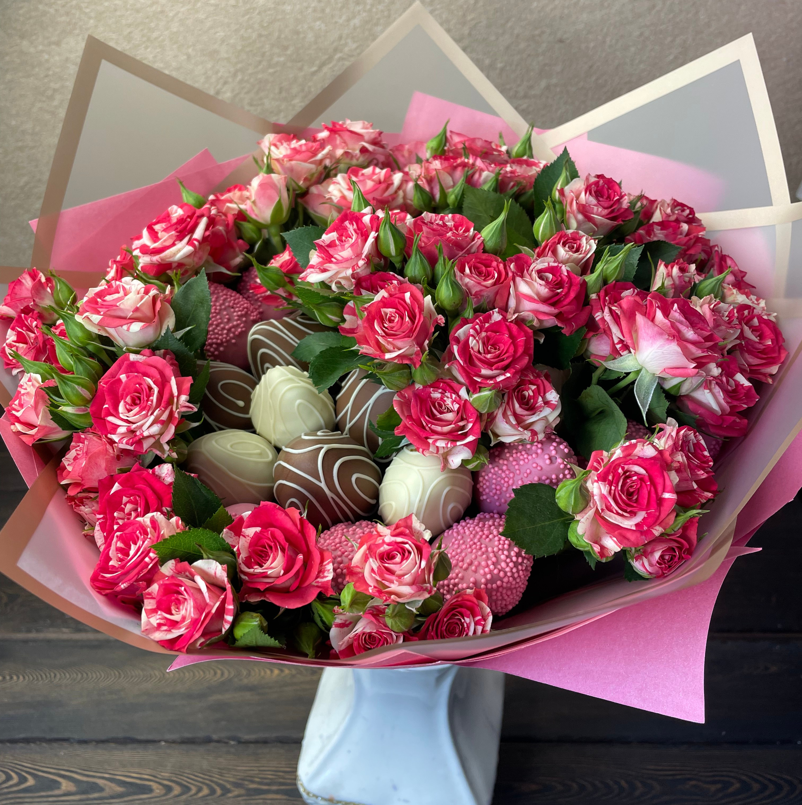 Букеты из клубники с цветами. Клубника в шоколаде в Сургуте