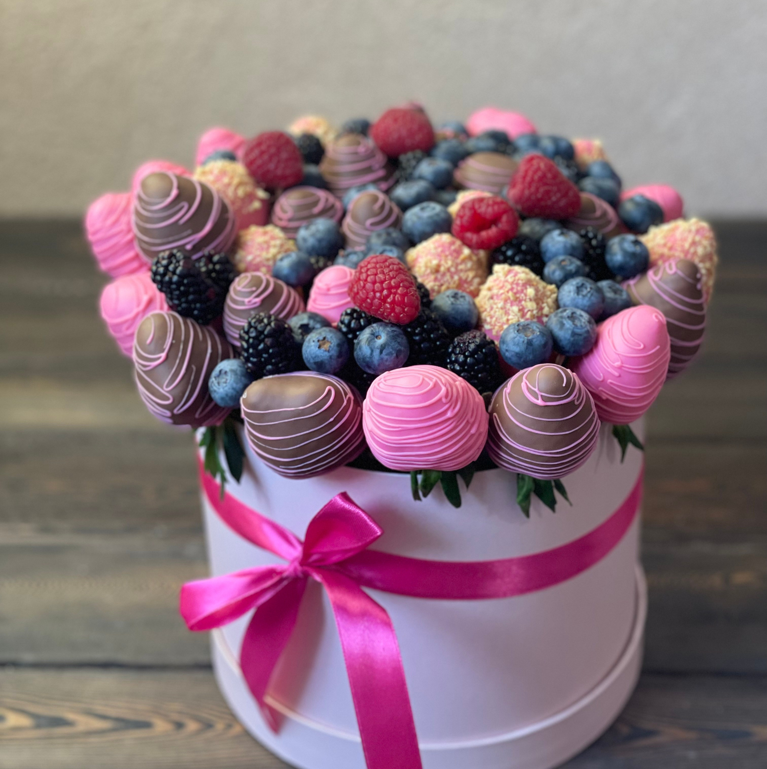 Шляпные коробочки. Клубника в шоколаде в Сургуте