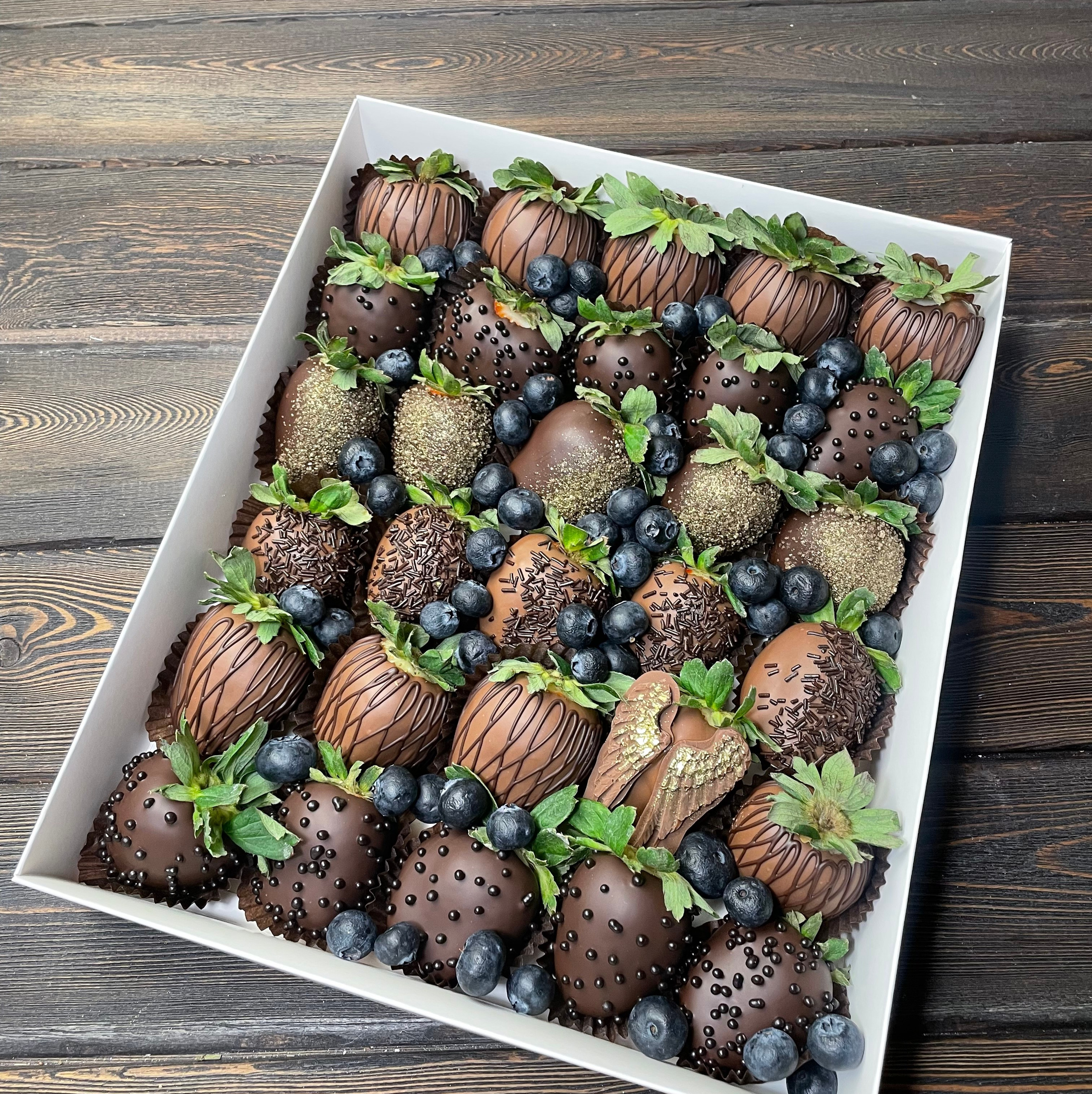 Наборы из клубники в шоколаде Сургут. Клубника в шоколаде в Сургуте