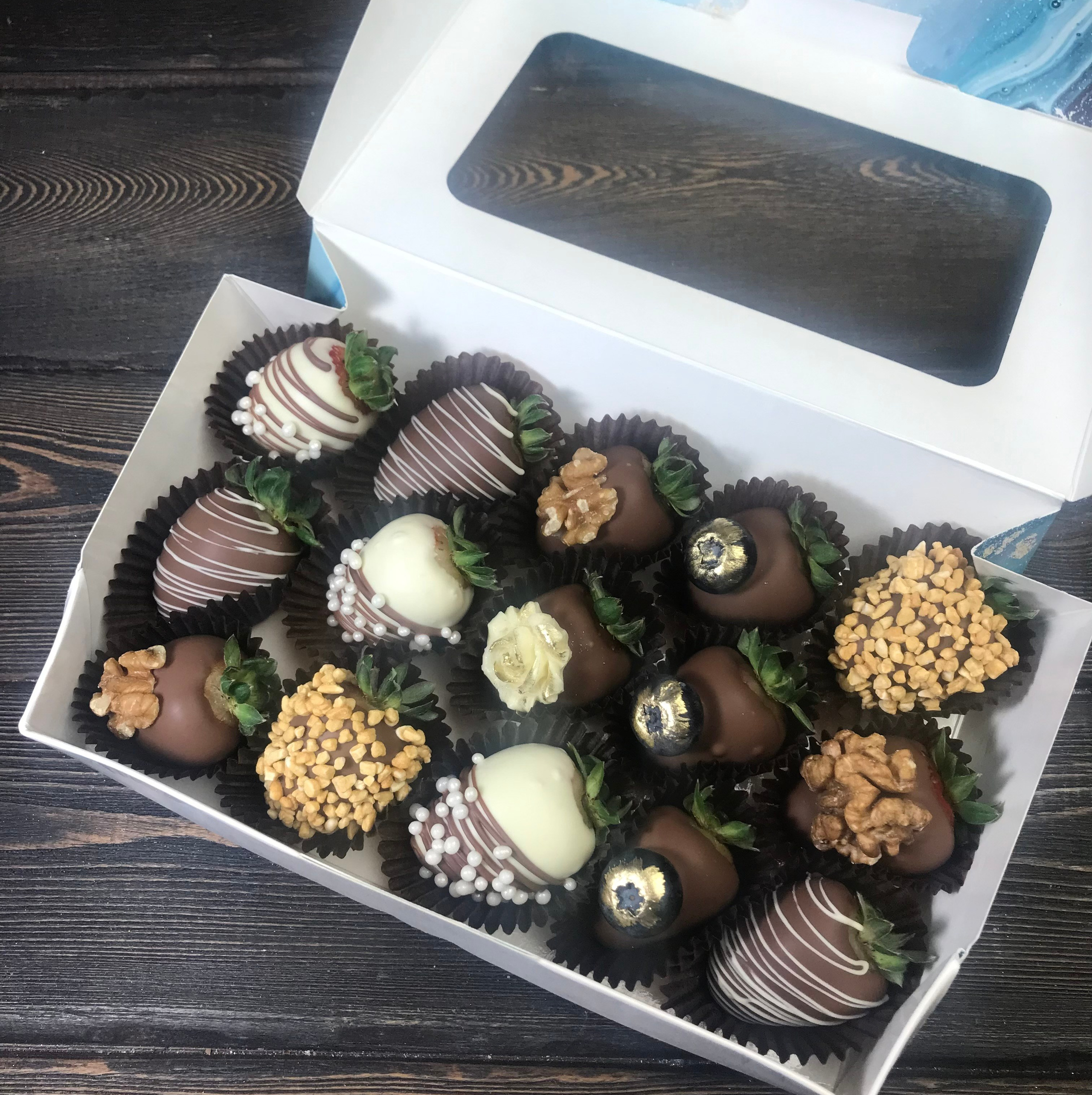 Наборы из клубники в шоколаде Сургут. Клубника в шоколаде в Сургуте