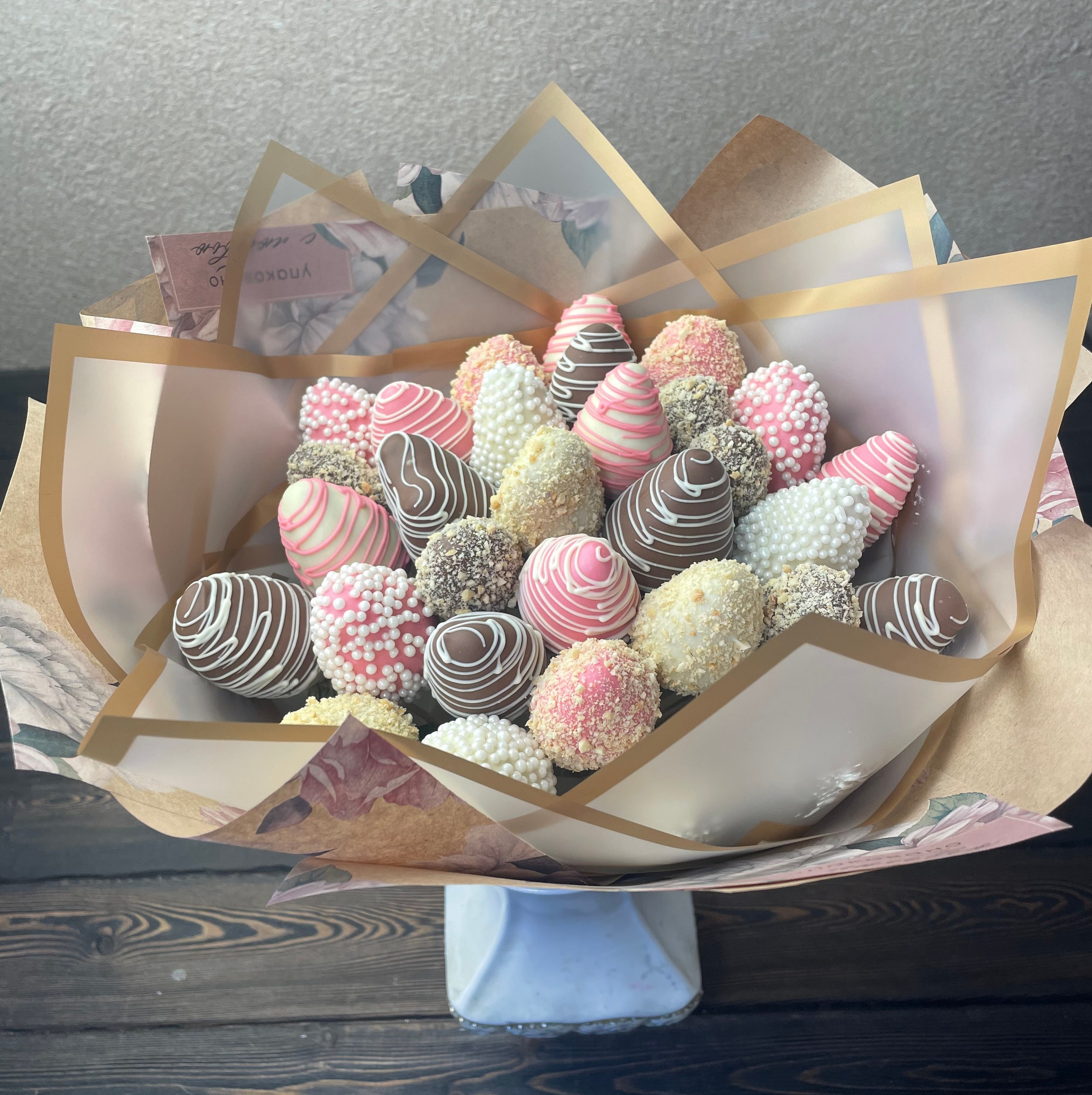 Букеты из клубники Сургут. Клубника в шоколаде в Сургуте