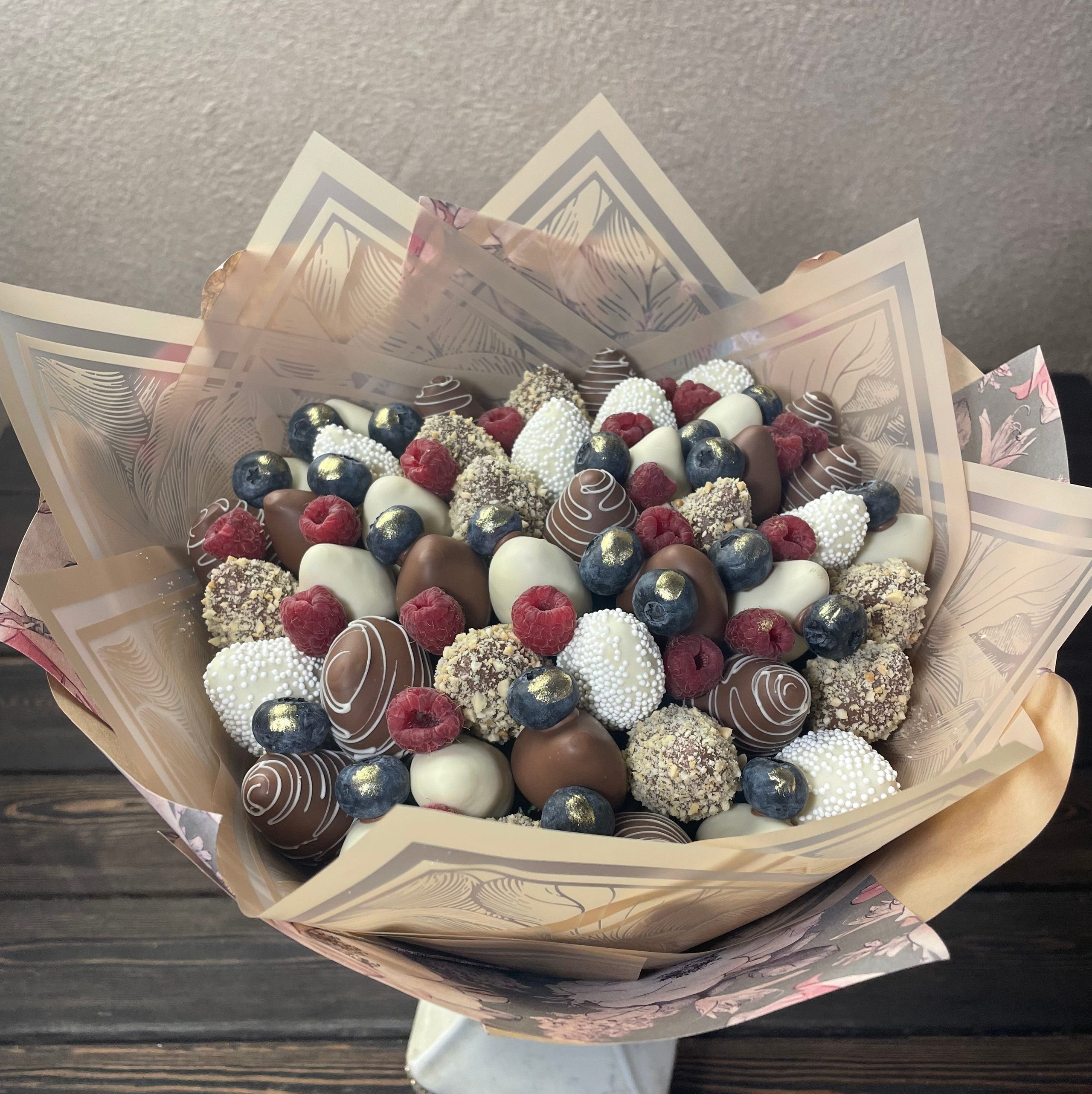 Букеты из клубники Сургут. Клубника в шоколаде в Сургуте