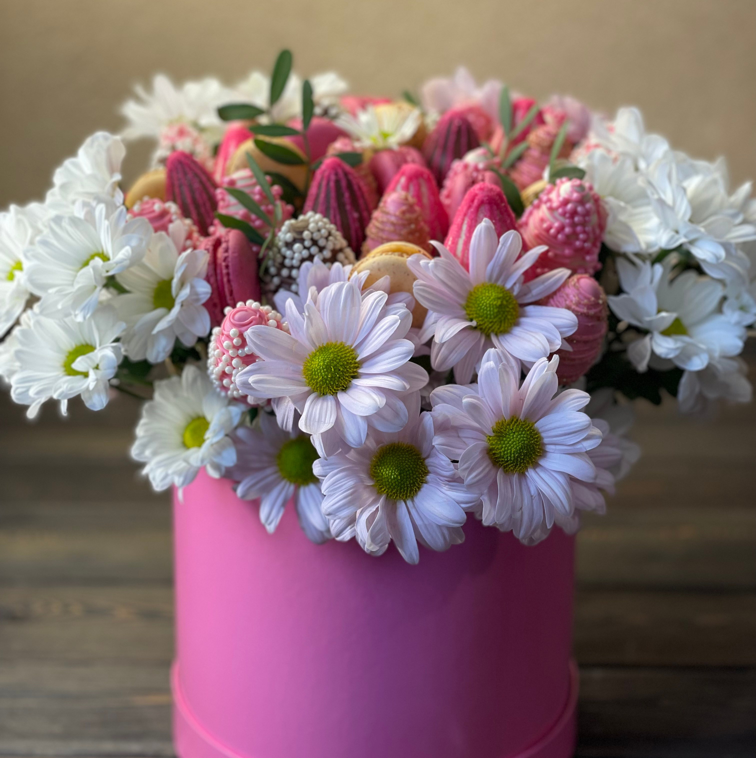 Композиции с цветами. Клубника в шоколаде в Сургуте