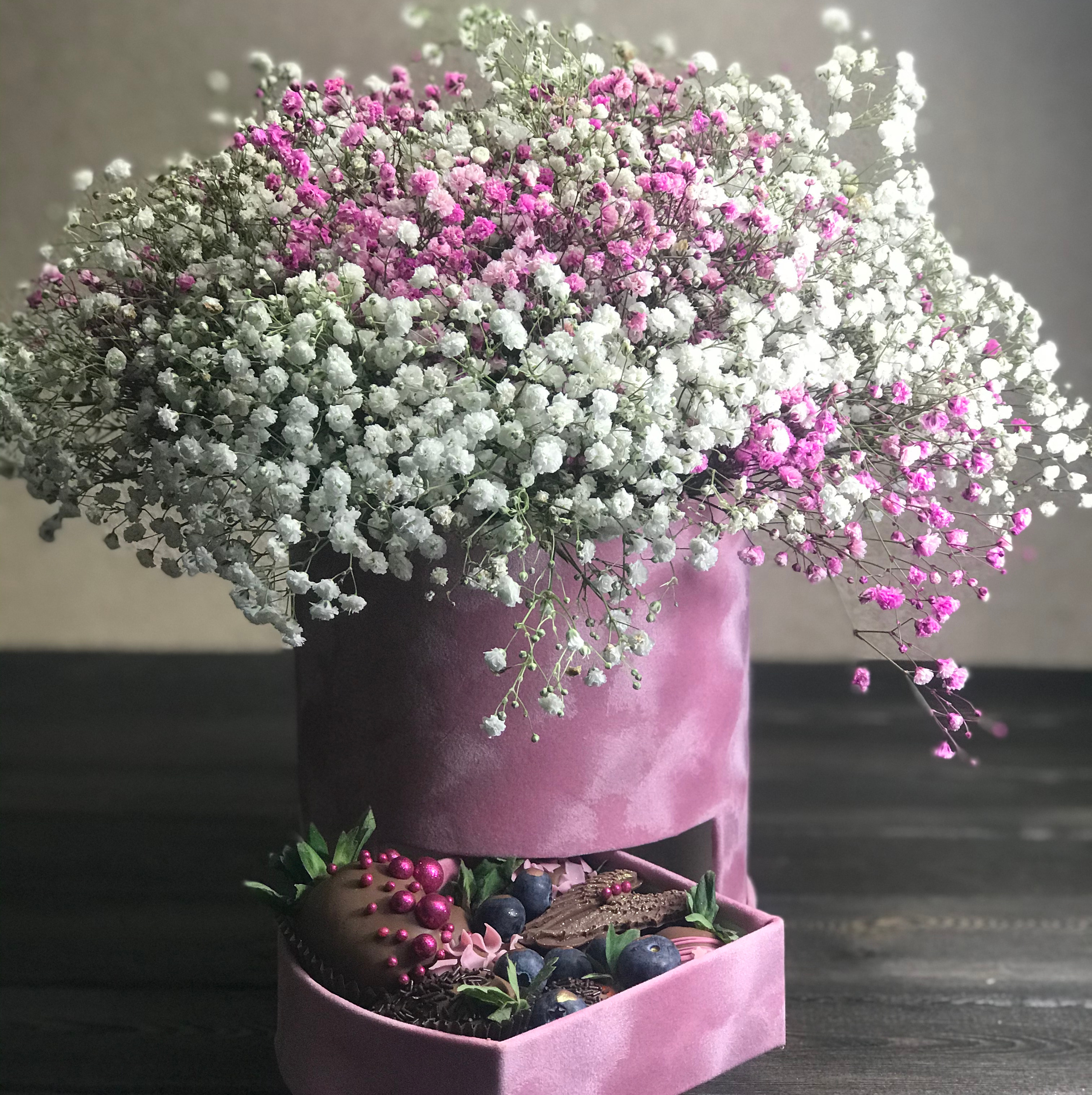 Композиции с цветами. Клубника в шоколаде в Сургуте