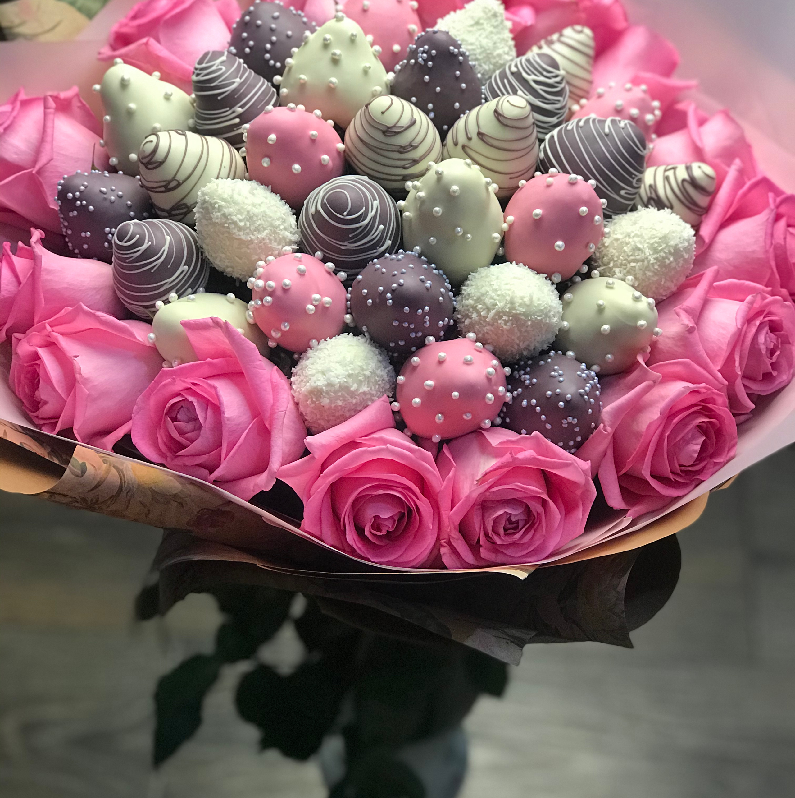 Букеты из клубники с цветами. Клубника в шоколаде в Сургуте