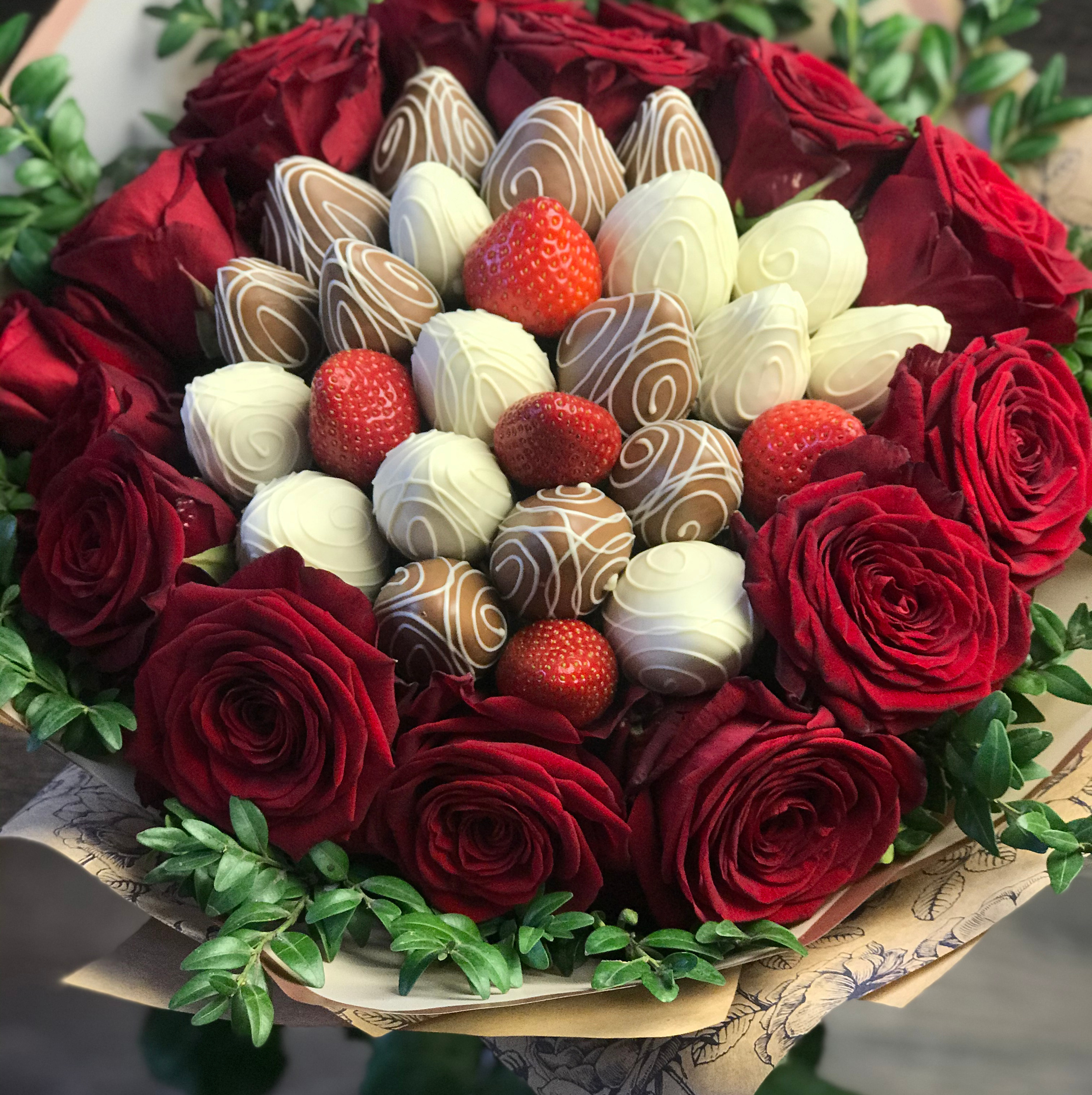 Букеты из клубники с цветами. Клубника в шоколаде в Сургуте