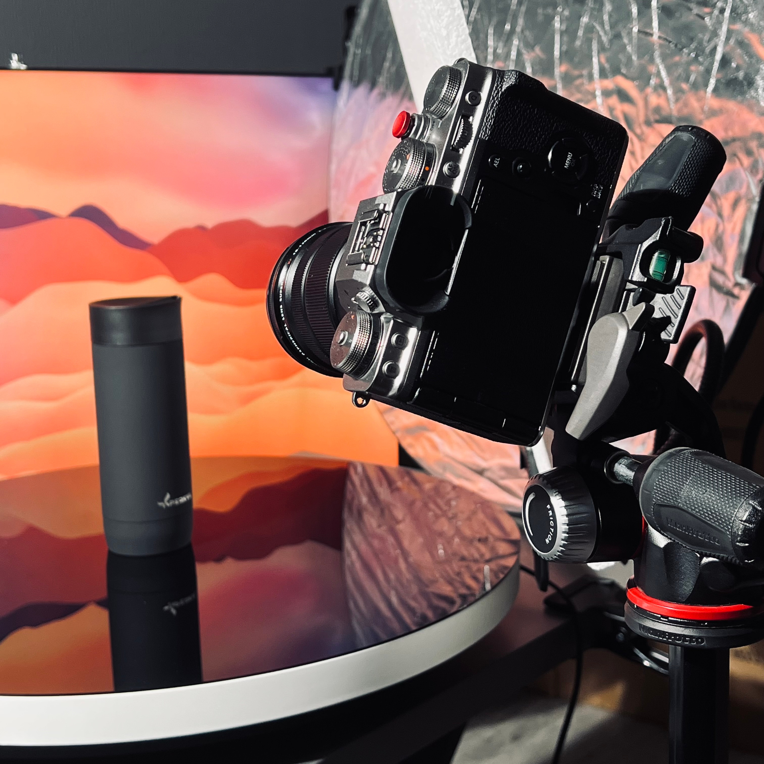 Видеосъёмка для маркетплейсов или для сайта любых товаров. Предметный видеограф выставит правильно свет и подберёт нужный ракурс, чтобы представить товар в лучшем виде.