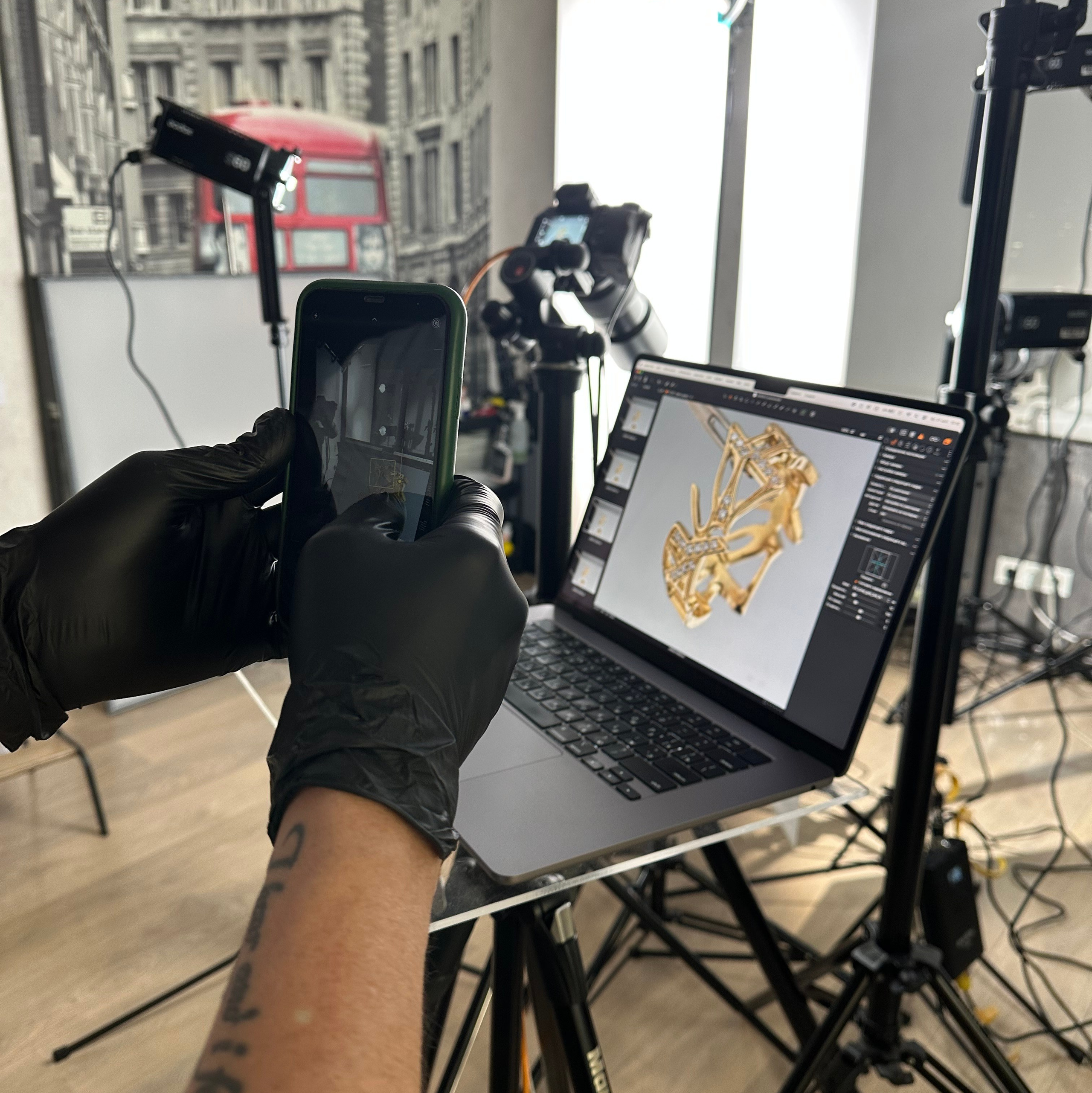 Процесс предметной фотосъёмки в студии: съёмка ювелирного изделия с контролем света и обработкой на компьютере