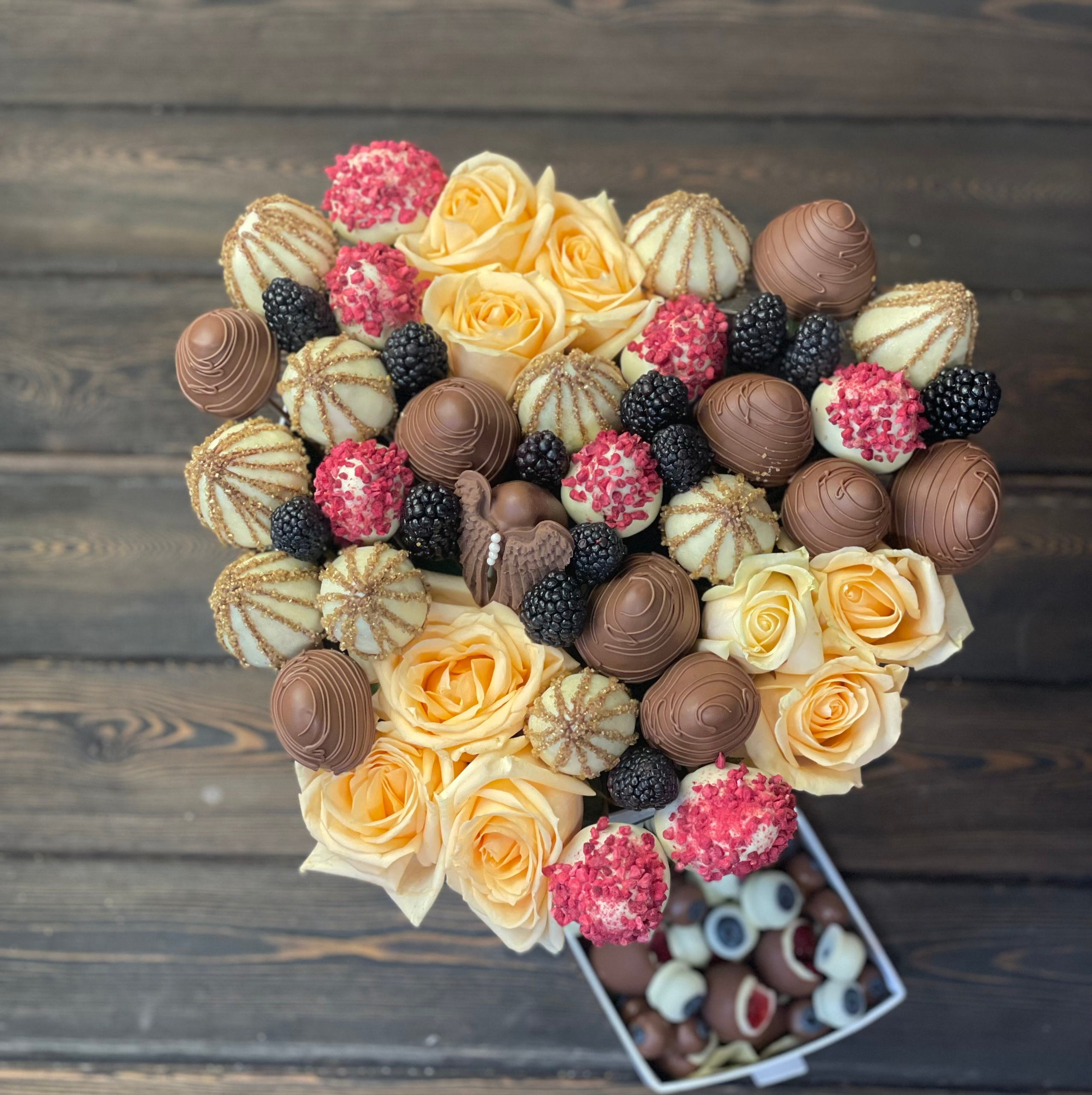 Композиции с цветами. Клубника в шоколаде в Сургуте