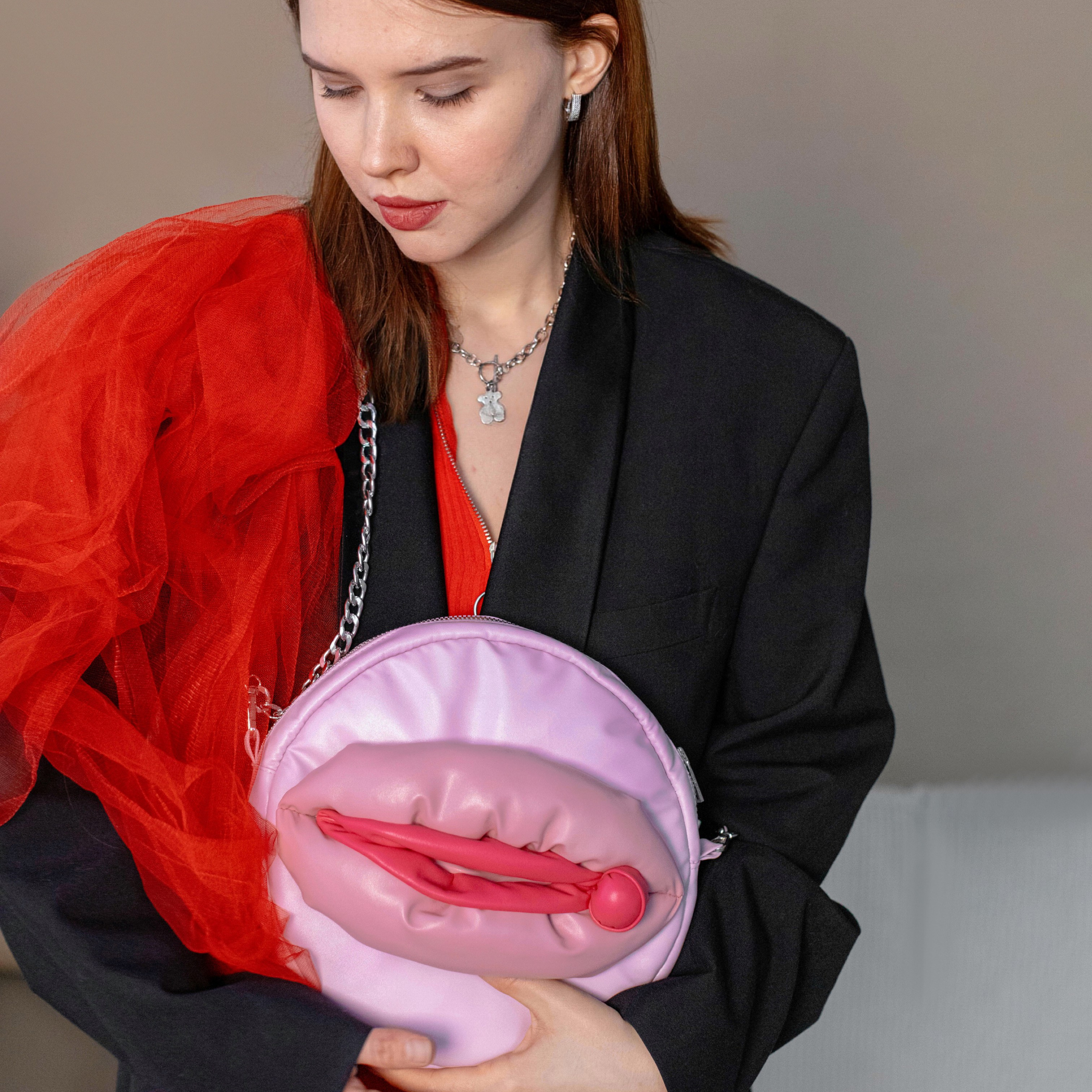 Сумка-piska. Нейрокреатор и AI-преподаватель Лена Капуцин