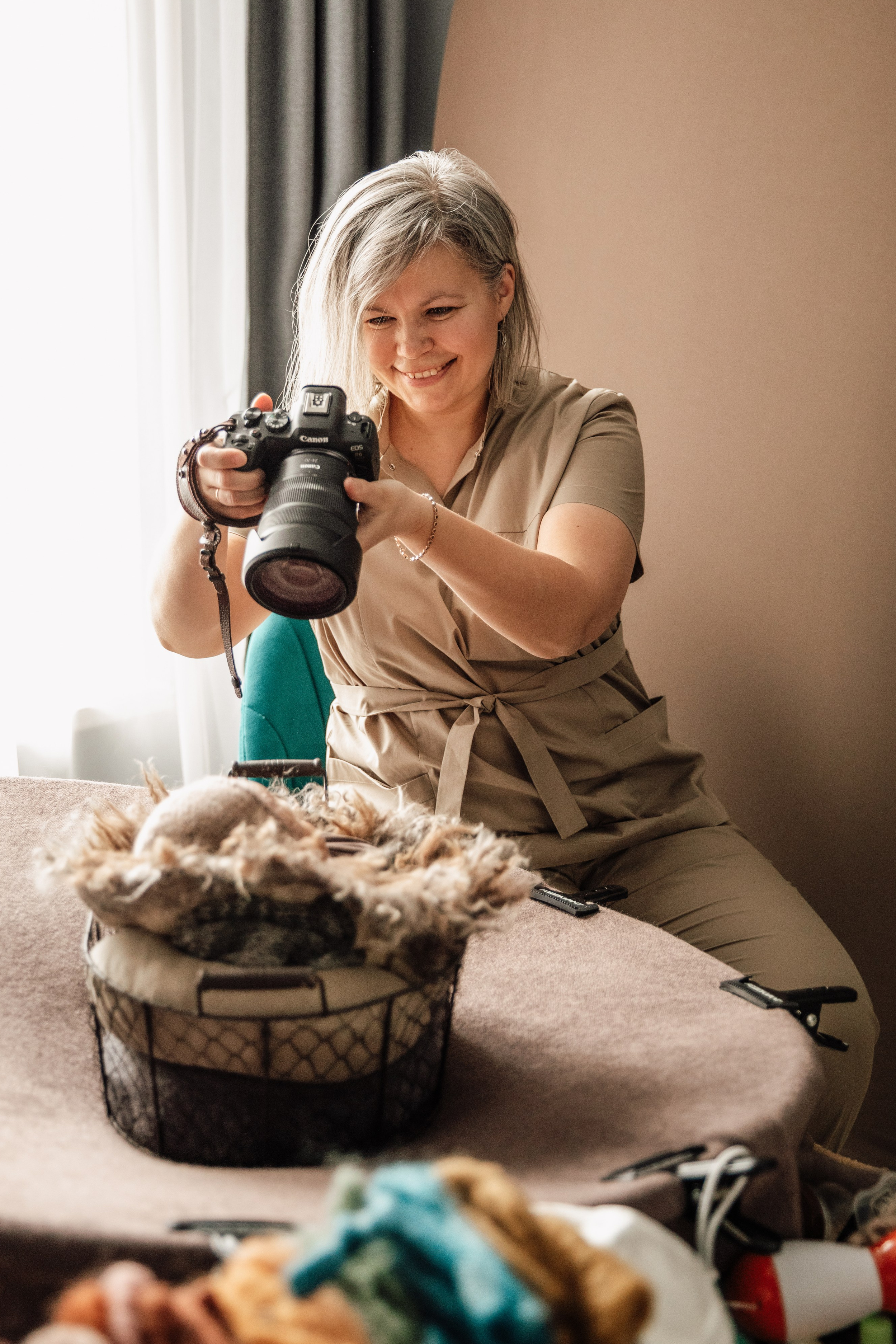 Фотограф и малыш: момент полного спокойствия и сосредоточения во время съемки.