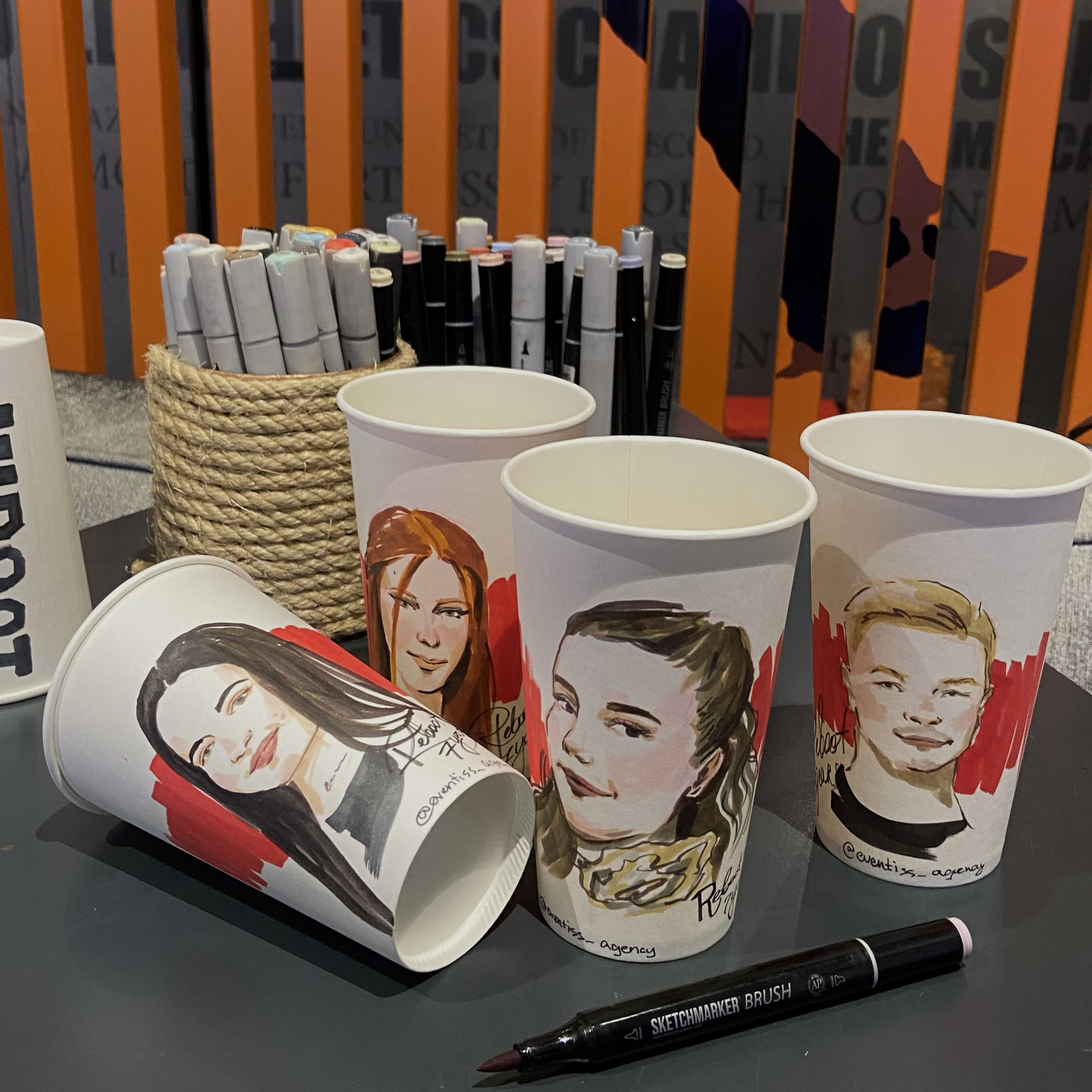 Портреты на стаканчиках на мероприятии, скетчи на сувенирной продукции, брендированные стаканы от художника