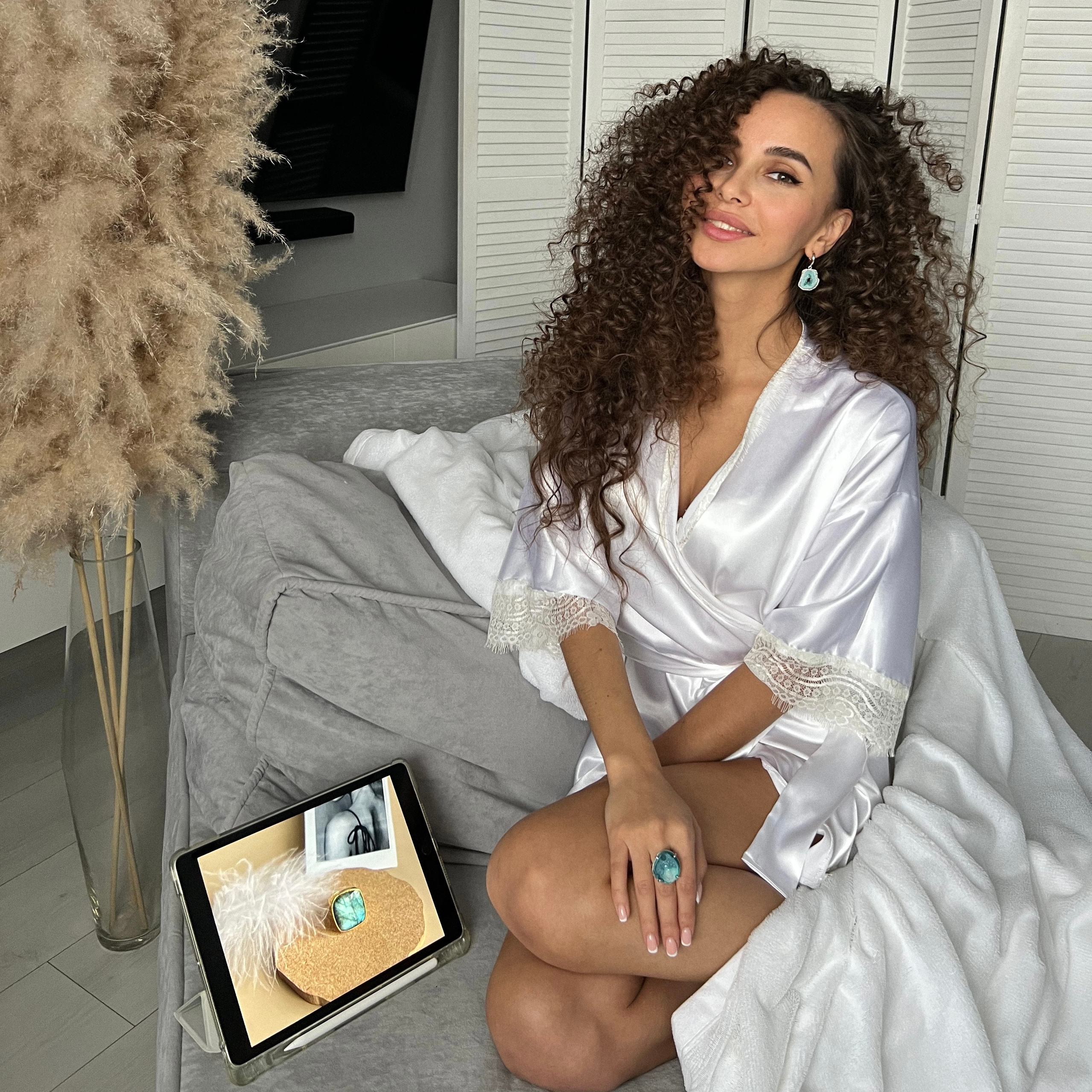 Чудесная  Анастасия . Брюнетка с длинными волосами и  карими глазами. Лучший фотограф в Перми.