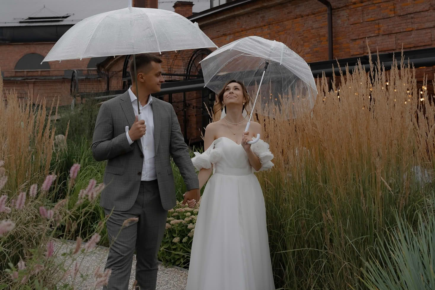 Свадебная пара на прогулке в дождливый день