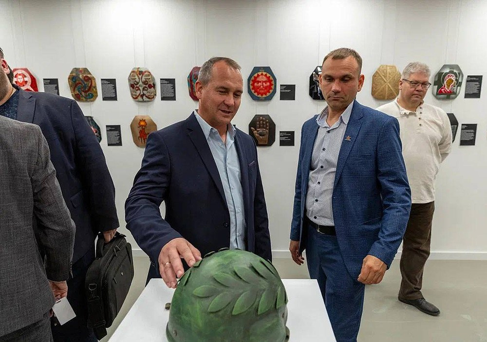 Выставка современного искусства «Русский Стиль: Сталь» проходит в&nbsp;двух залах, в&nbsp;одном из&nbsp;которых находится интерактивный стол, благодаря которому каждый посетитель может узнать историю и&nbsp;географию проекта.