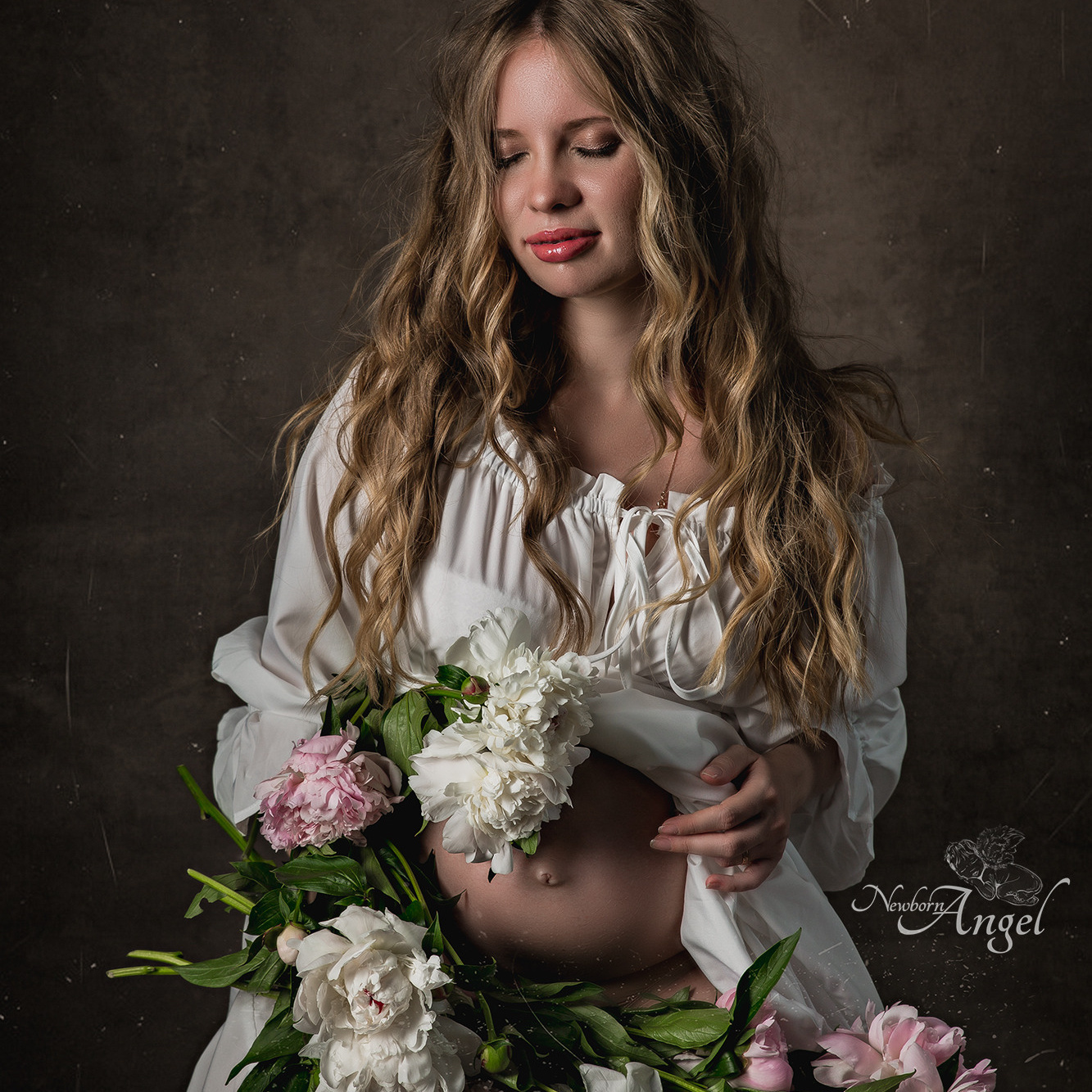 Беременная девушка с пионами 