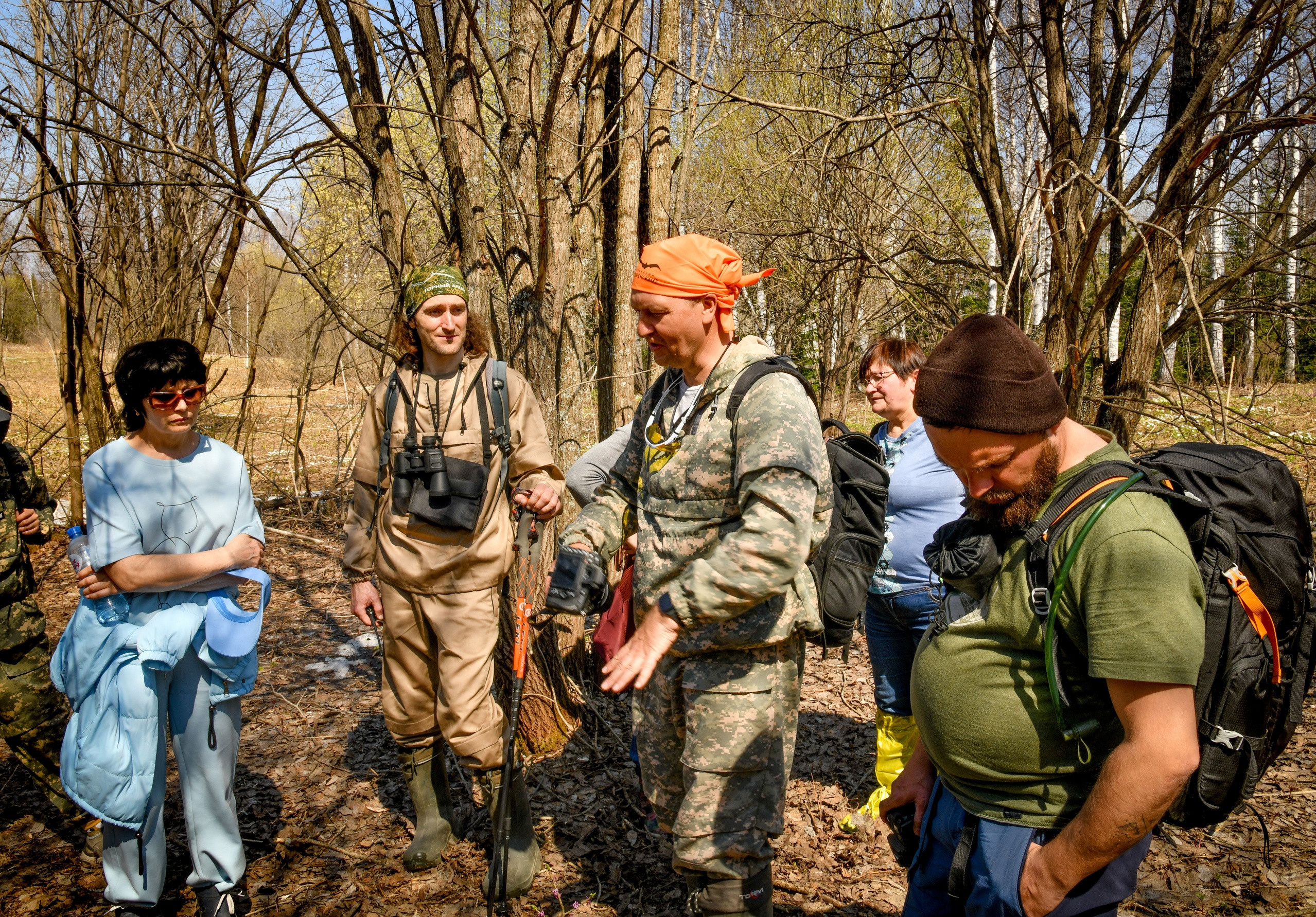 Михаил Рубан (слева в центре) и Денис Соломахин (справа в центре). Прогулки по Салаирской тайге в начале мая