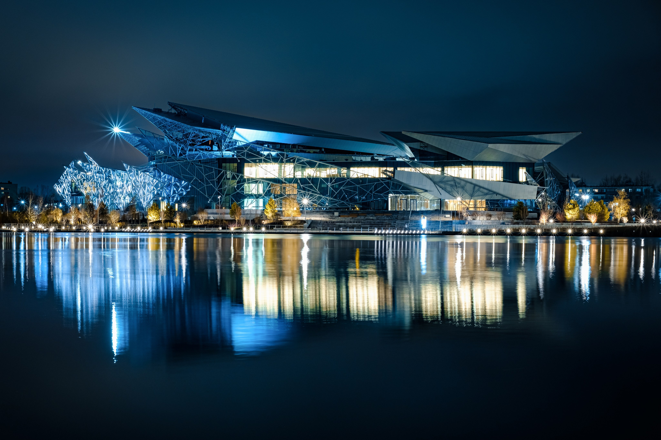 Ночной театр Камала в Казани в отражении воды озера Кабан